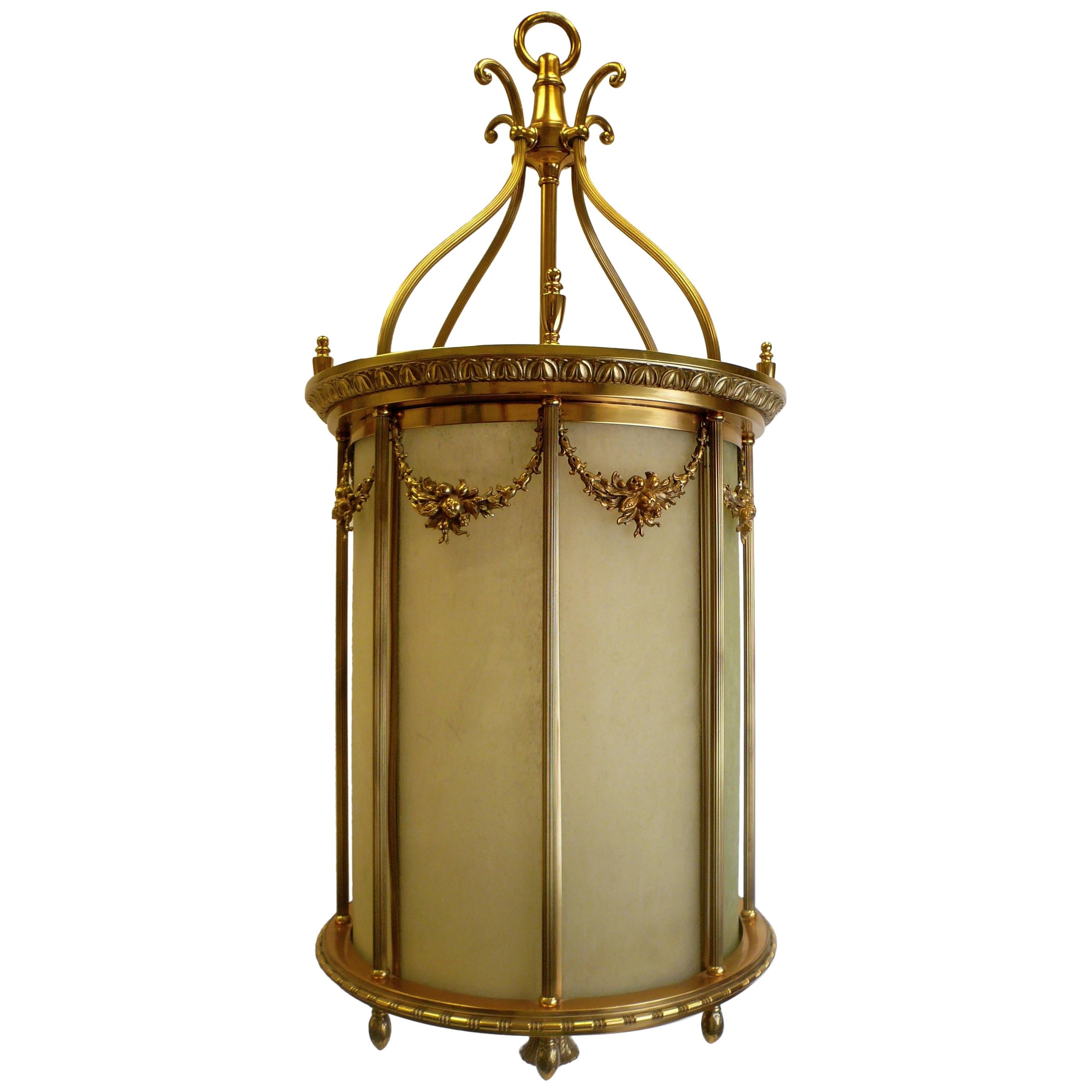 Grande lanterne de style néoclassique en bronze doré et verre plombé
