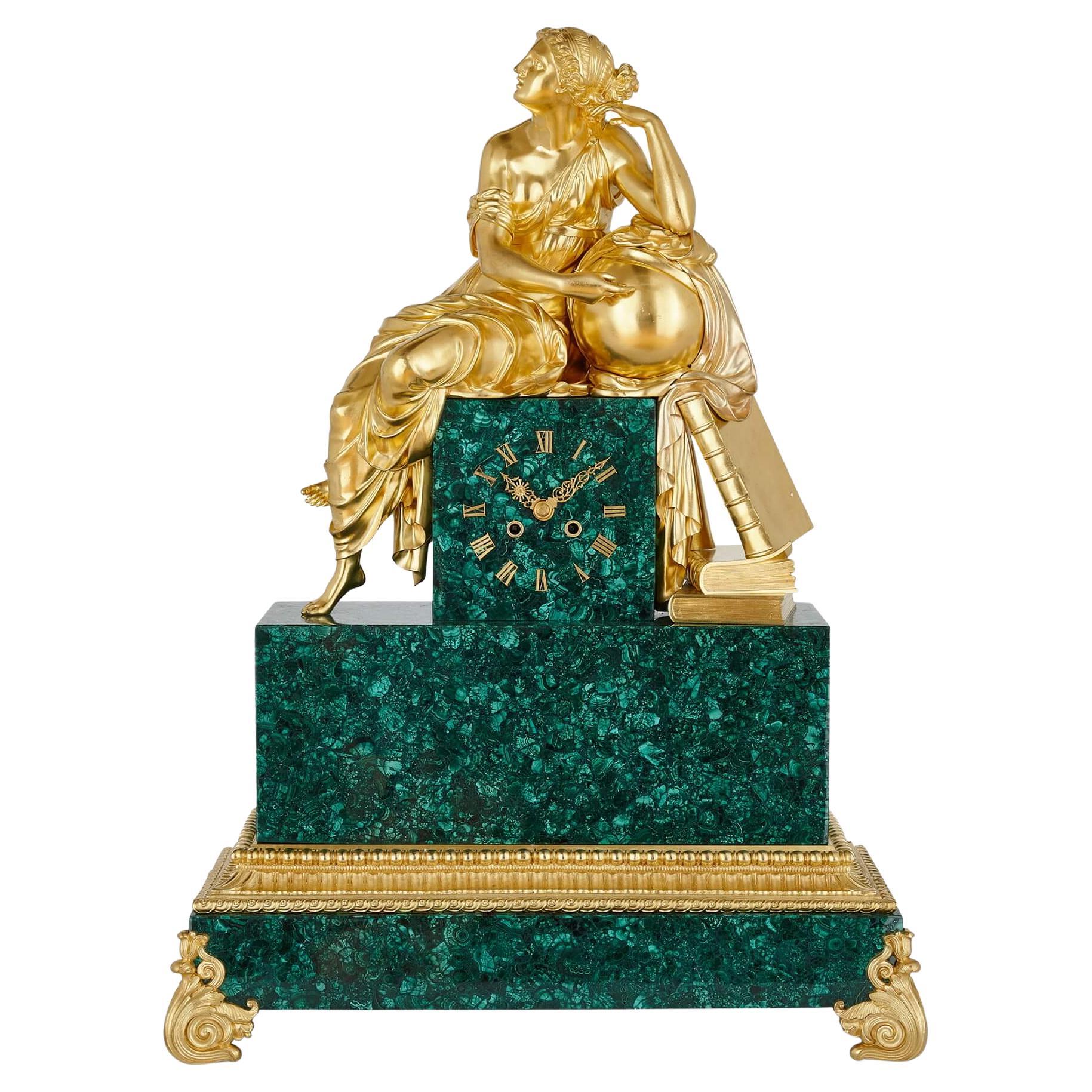 Grande horloge de cheminée de style Charles X en bronze doré et malachite