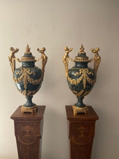 Grandes urnes en bronze doré et en marbre
