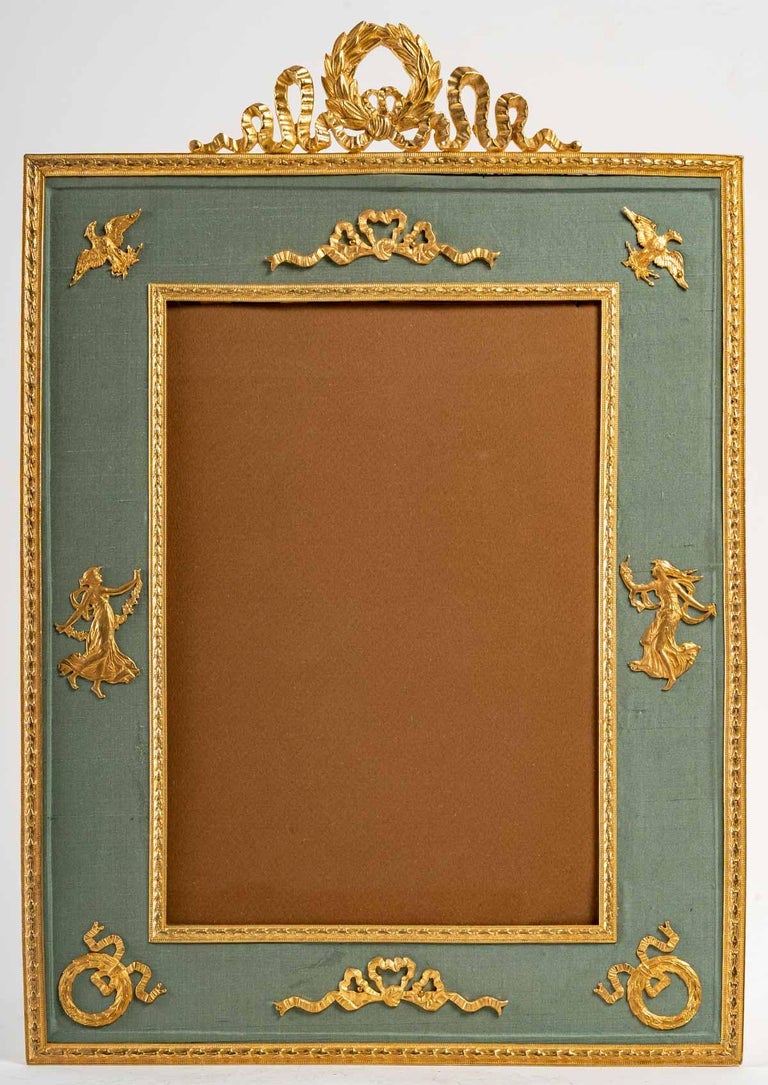 Large gilt bronze and pale green fabric photo frame, Louis XVI style, Napoleon III period, 19th century.
H: 39 cm, W: 28 cm, D: 2 cm
ref 3026