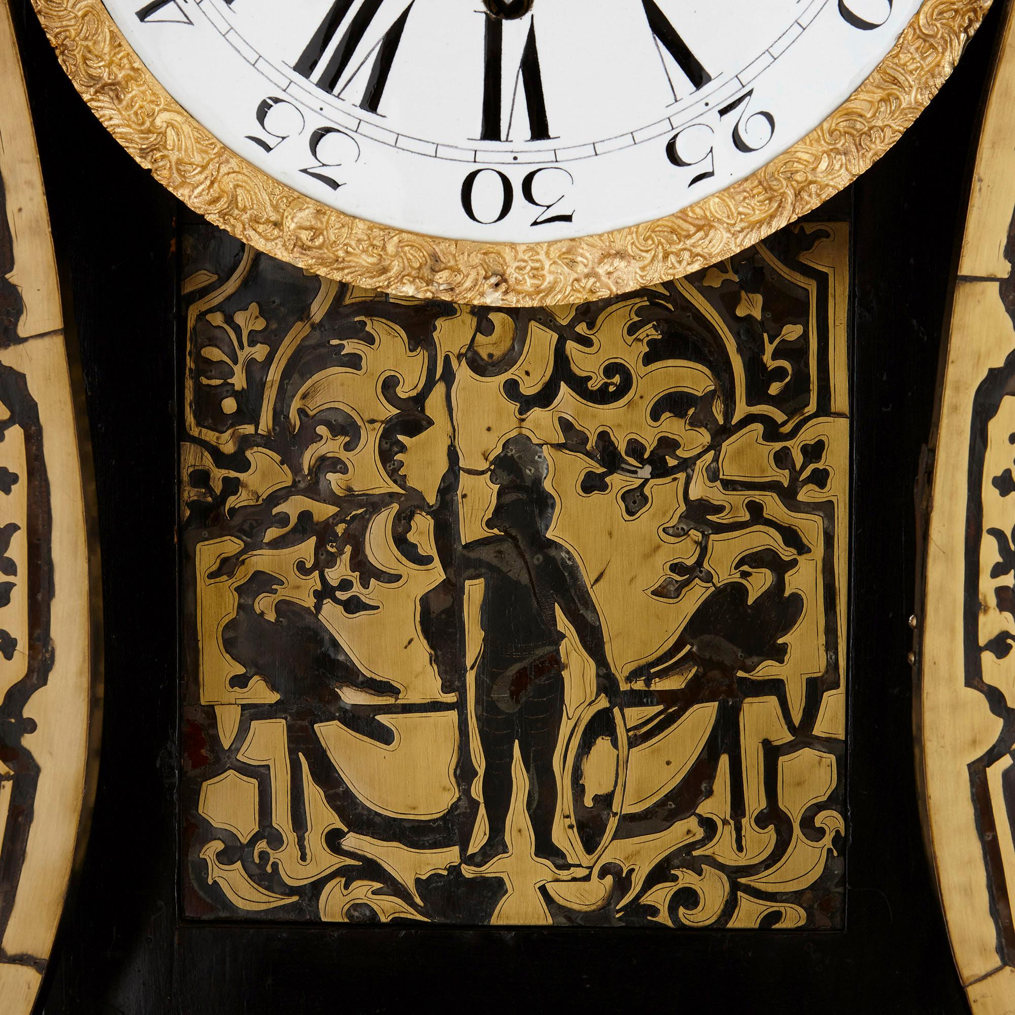 Français Grande horloge murale Boulle en bronze doré en vente