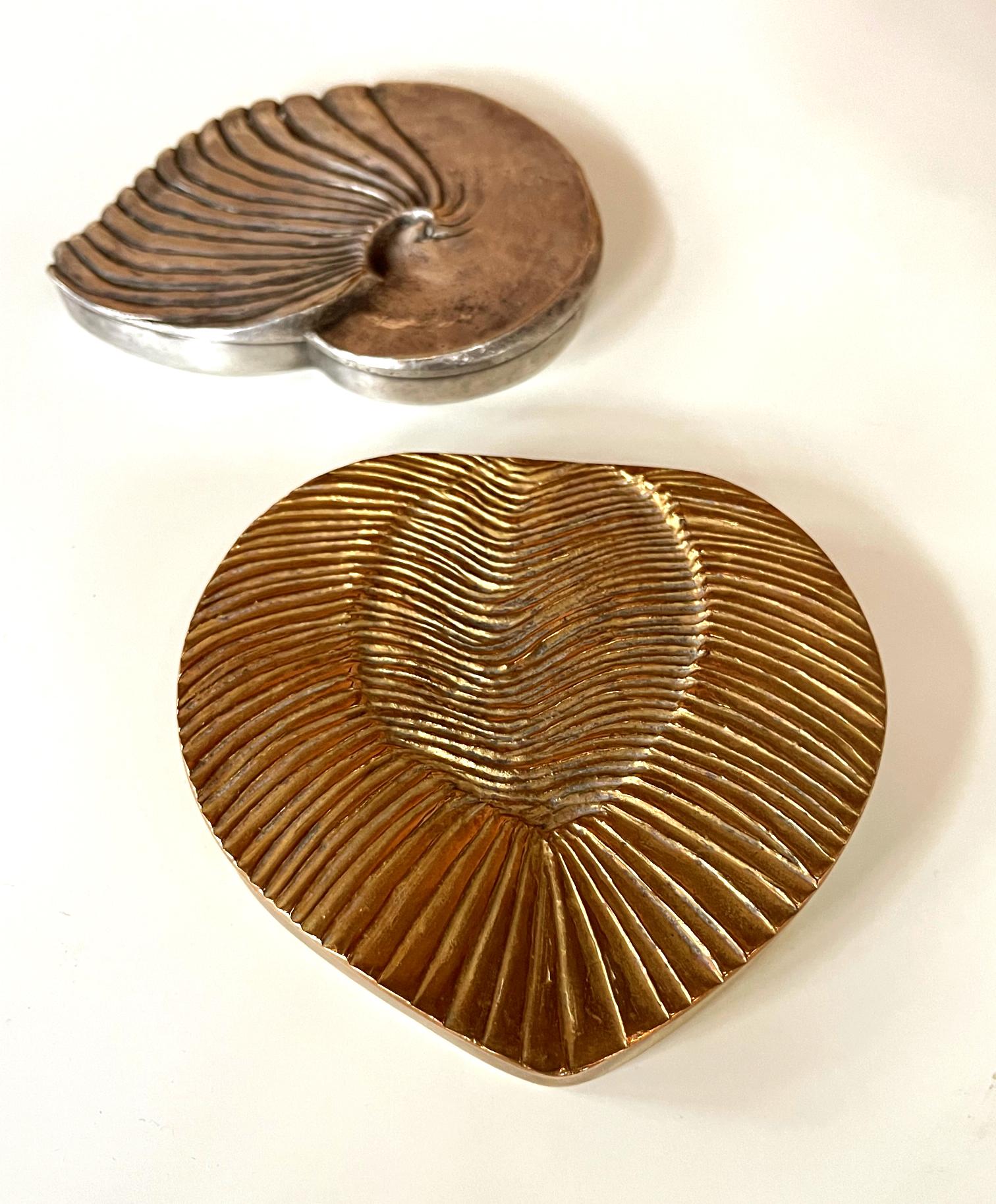 Milieu du XXe siècle Grande boîte à plumes en bronze doré de Line Vautrin en vente