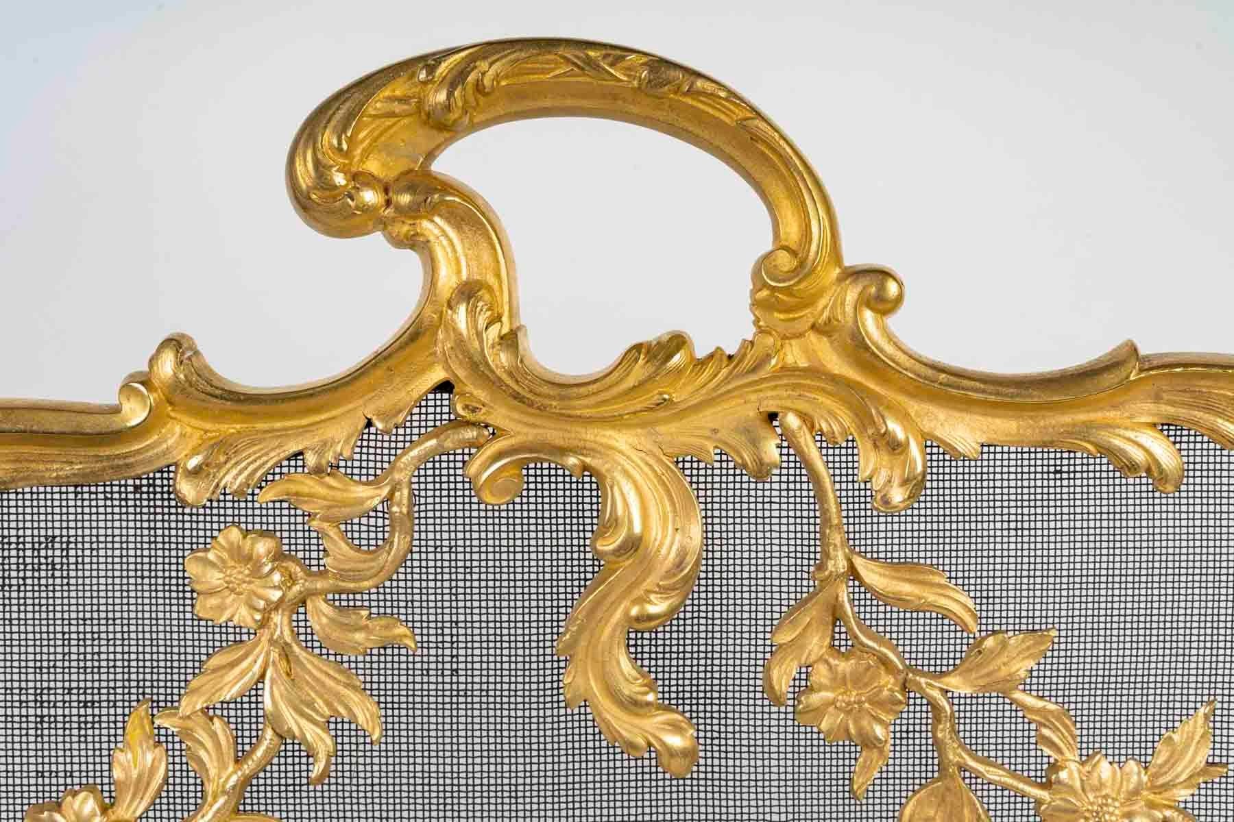 Grand écran de cheminée en bronze doré de style Louis XV.

Cheminée en bronze doré de style Louis XV d'époque Napoléon III, 19e siècle.
H : 80cm. L : 80cm, P : 22cm