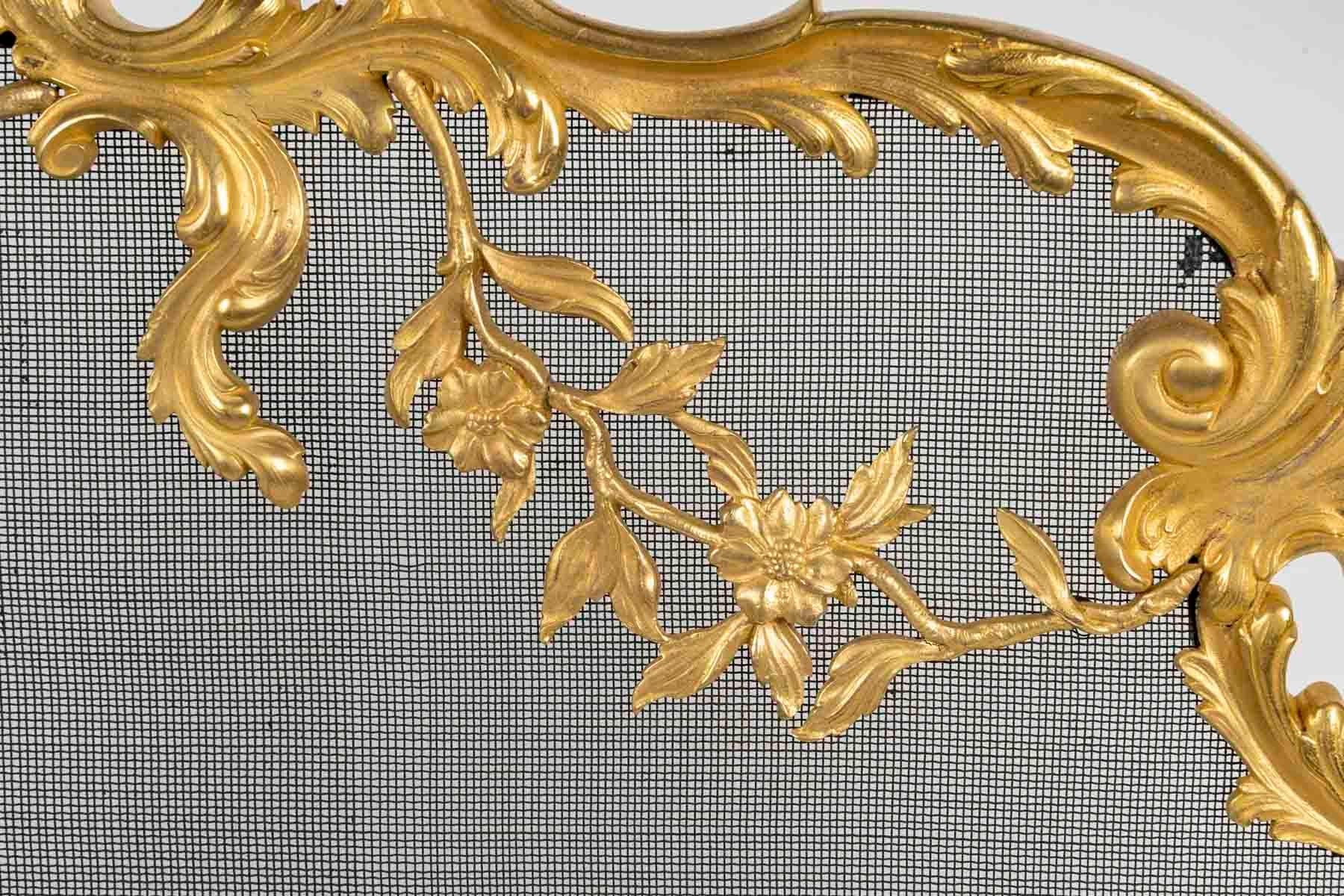 Français Grand pare-feu en bronze doré de style Louis XV. en vente