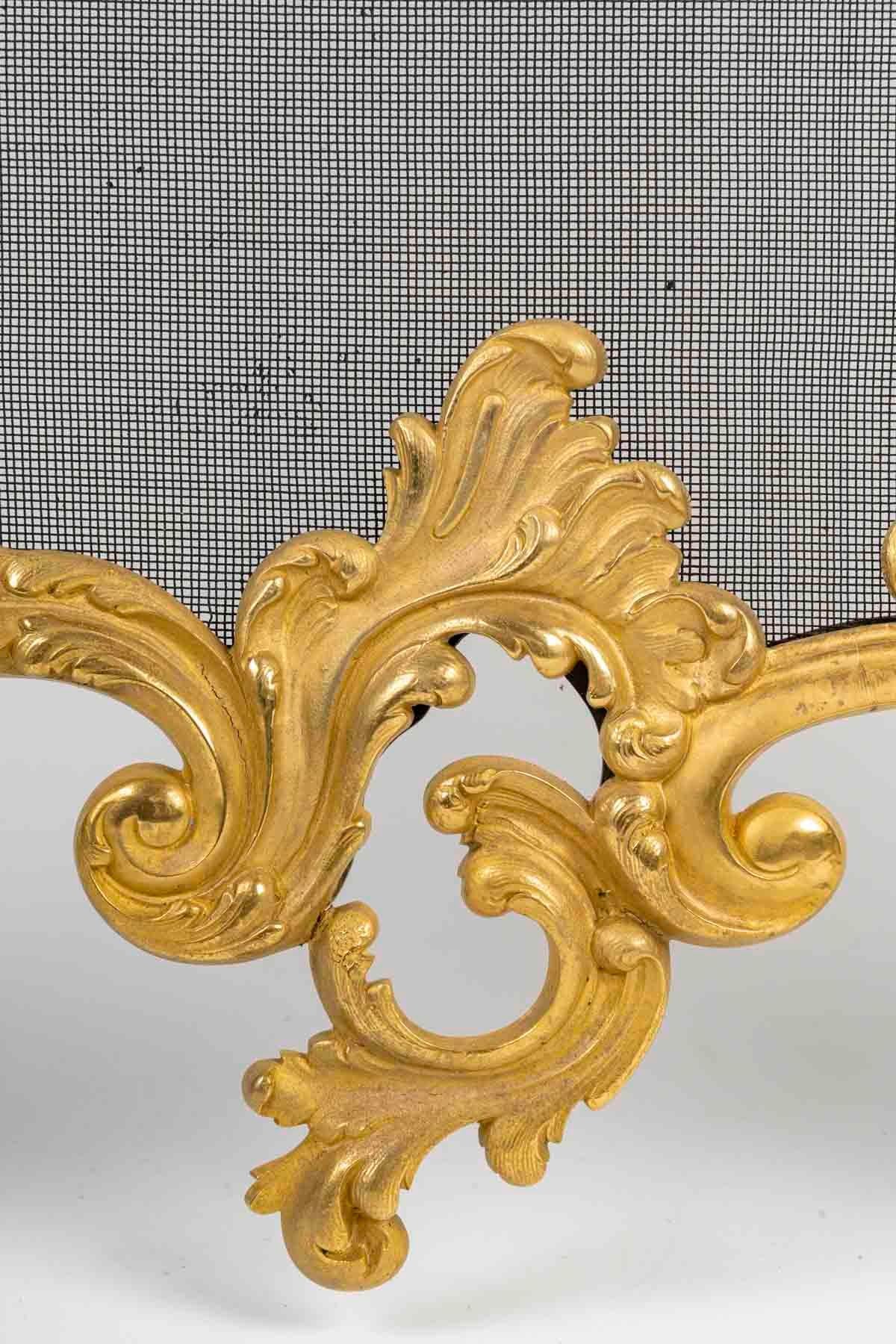 Doré Grand pare-feu en bronze doré de style Louis XV. en vente