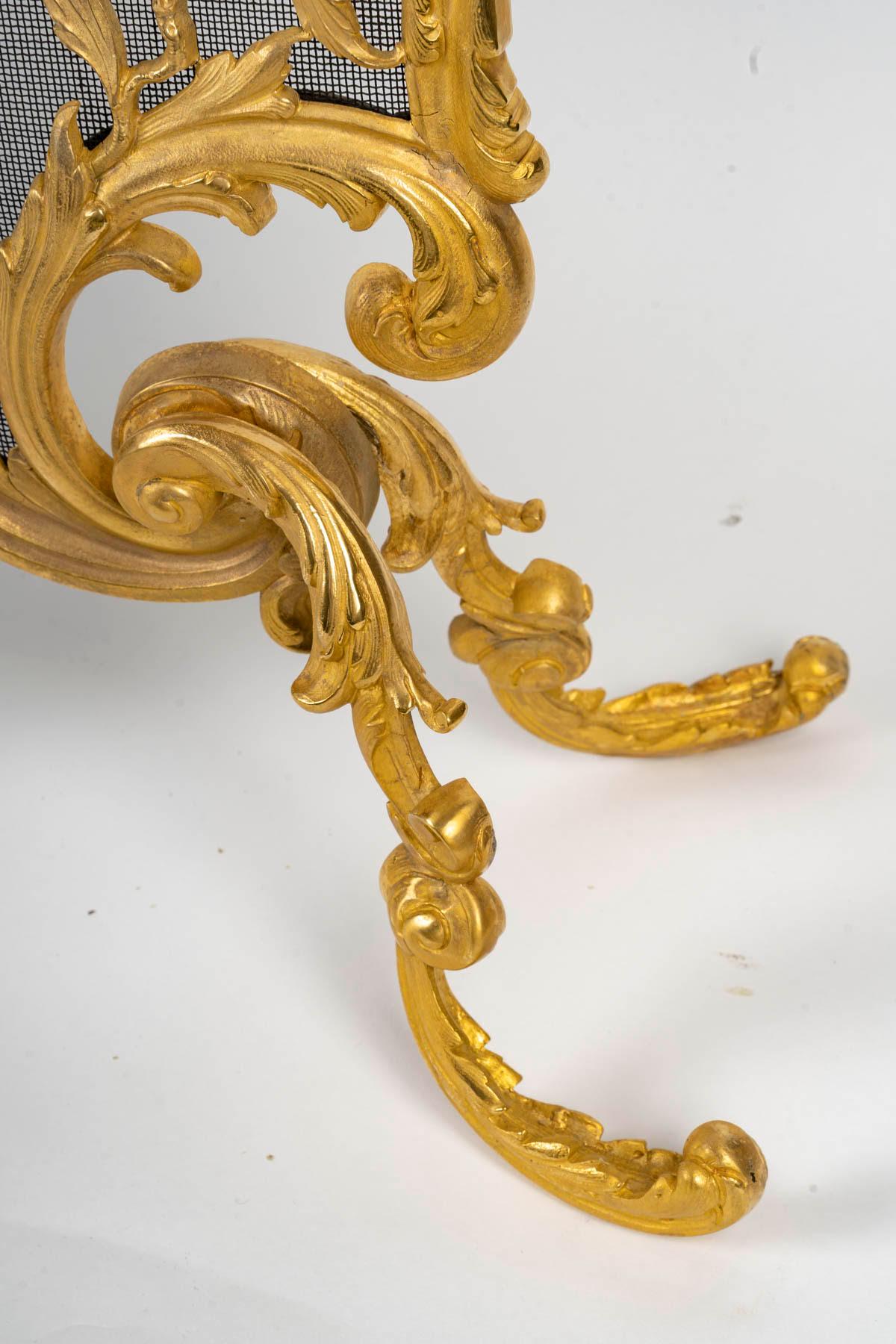 20ième siècle Grand pare-feu en bronze doré de style Louis XV. en vente