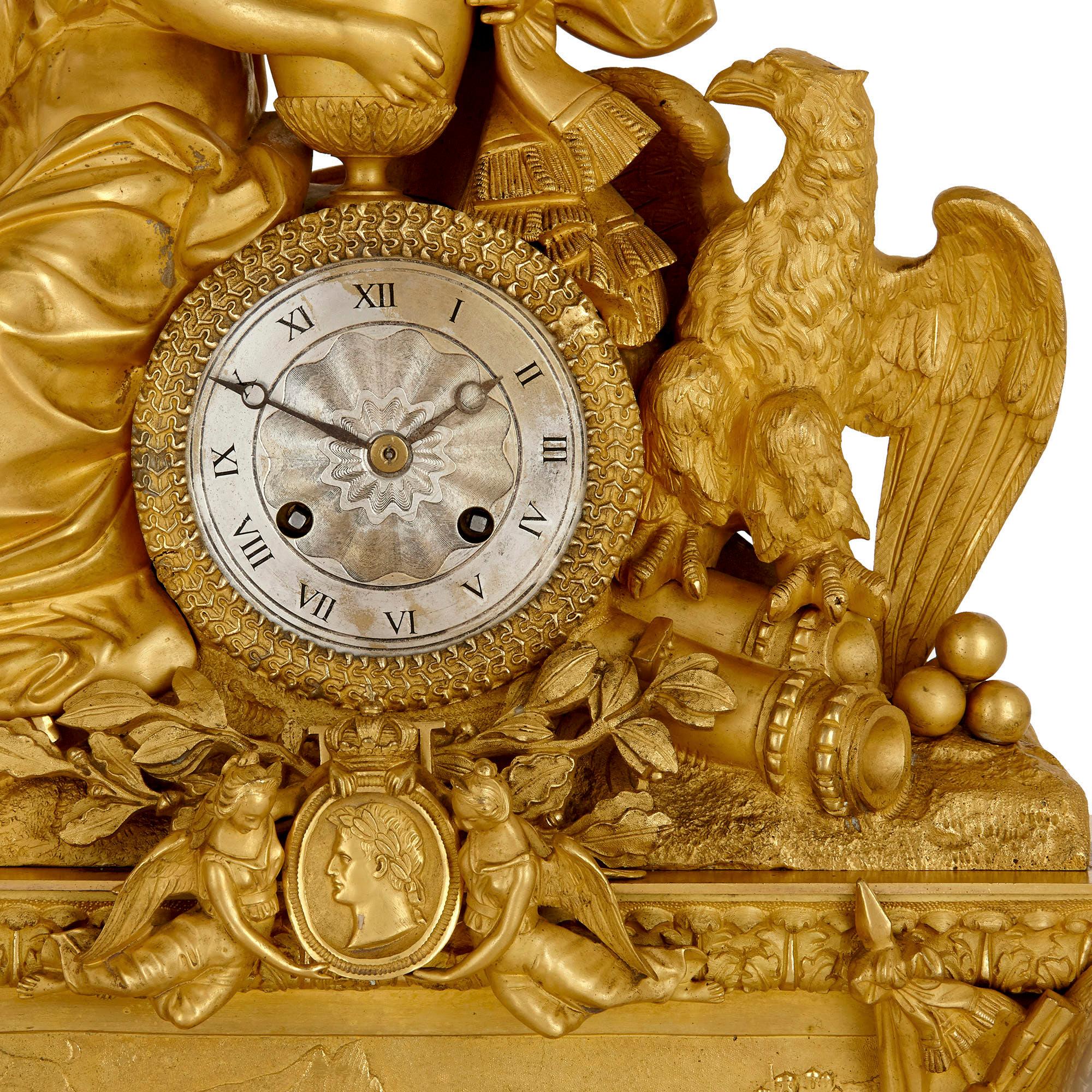Néoclassique Grande horloge de cheminée en bronze doré commémorant Napoléon en vente