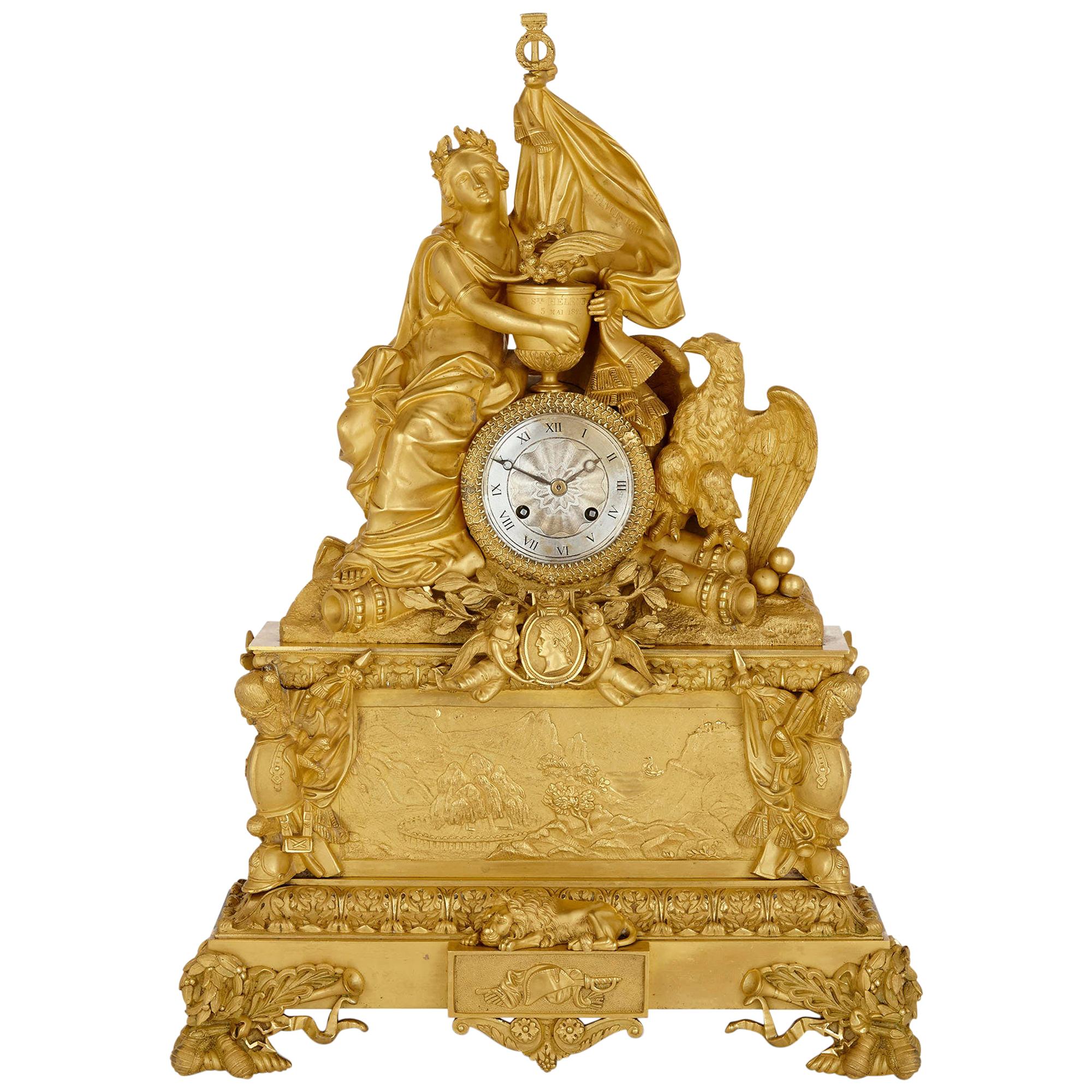 Grande horloge de cheminée en bronze doré commémorant Napoléon en vente