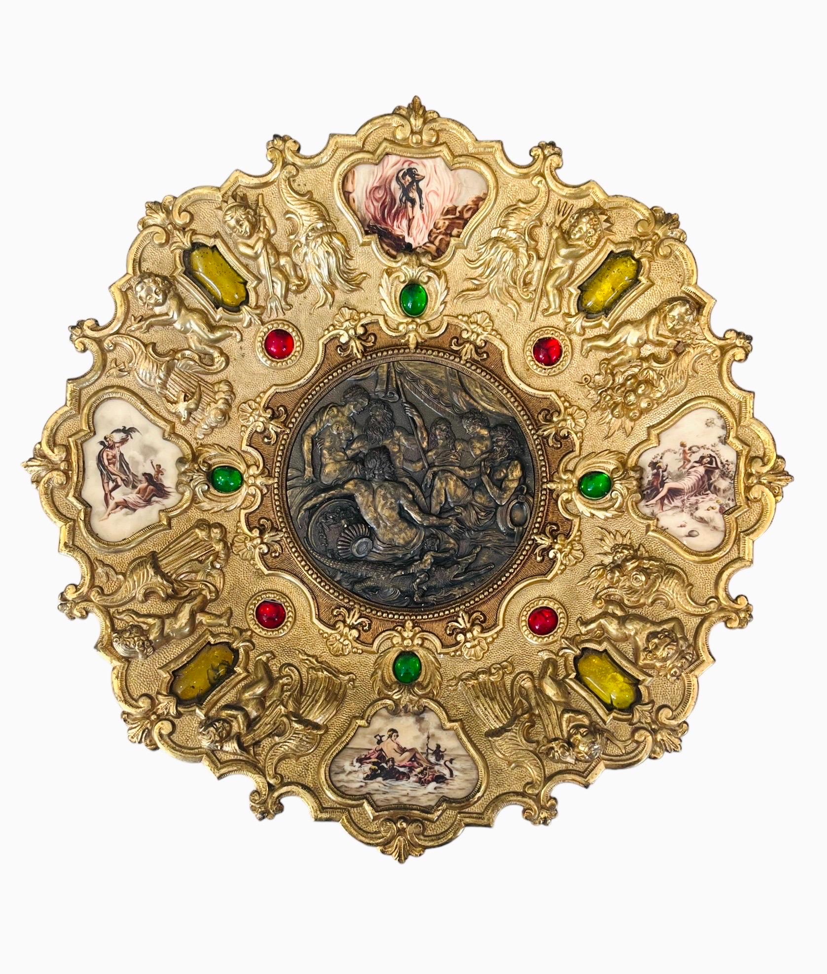 Grande assiette médaillon en bronze doré avec putti, mythologie, nymphe - Italie - 19e en vente 4