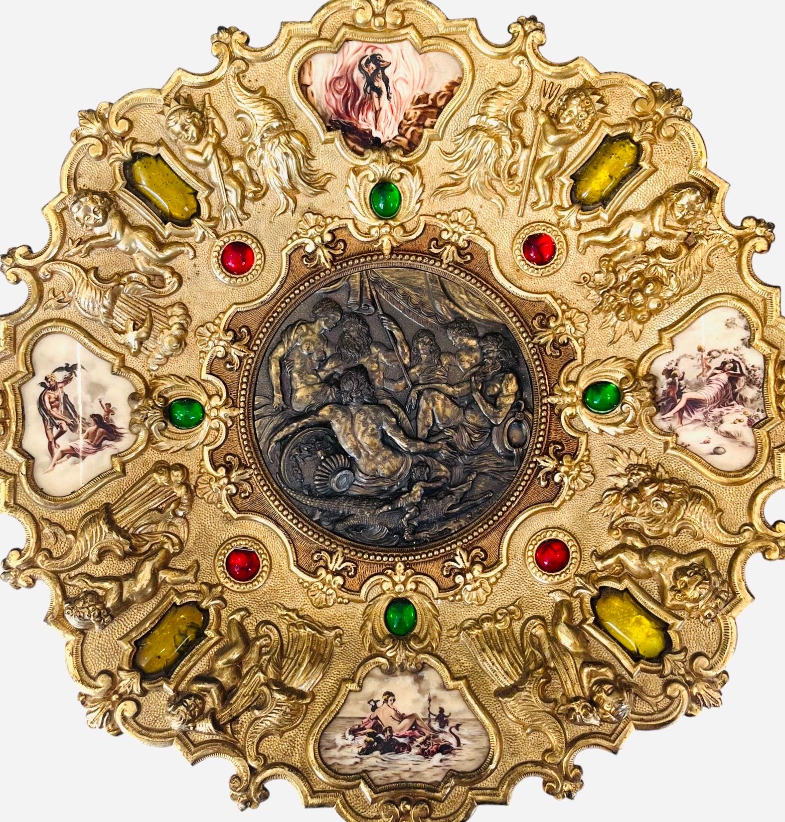 Großer Medaillonteller aus vergoldeter Bronze mit Putten, Mythologie, Nymphe – Italien – 19. Jahrhundert (Barock) im Angebot
