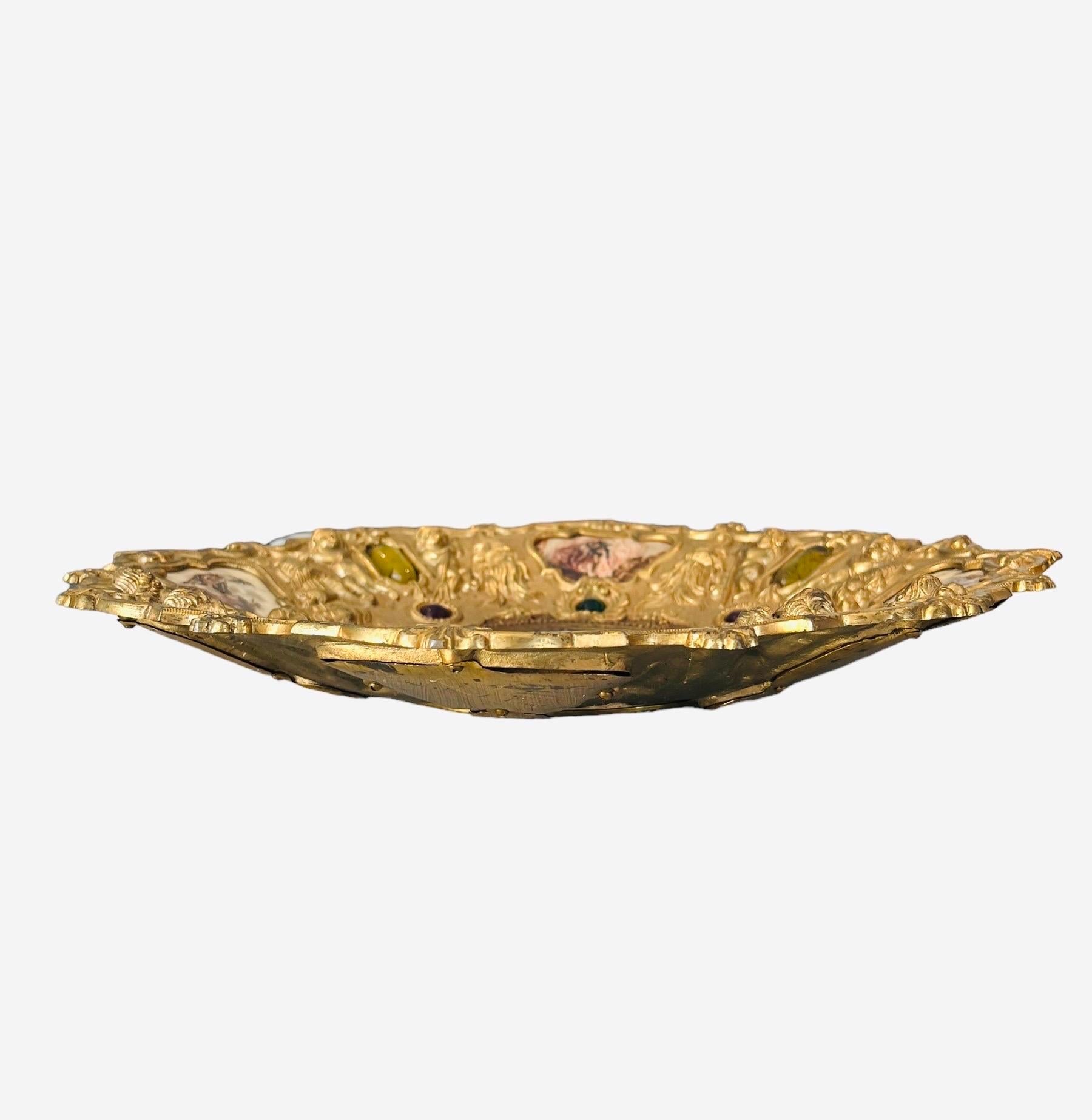 italien Grande assiette médaillon en bronze doré avec putti, mythologie, nymphe - Italie - 19e en vente
