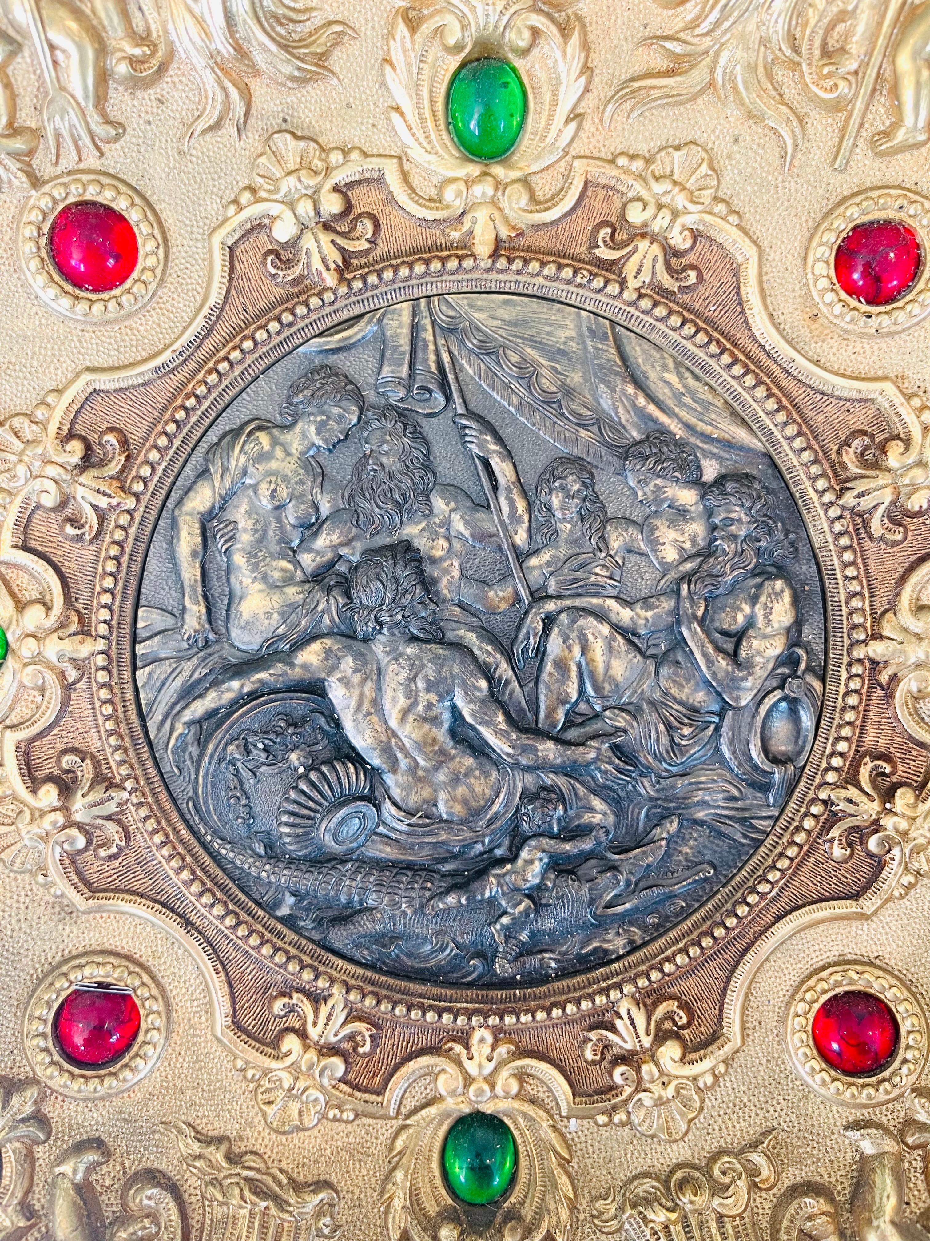 Großer Medaillonteller aus vergoldeter Bronze mit Putten, Mythologie, Nymphe – Italien – 19. Jahrhundert im Angebot 1
