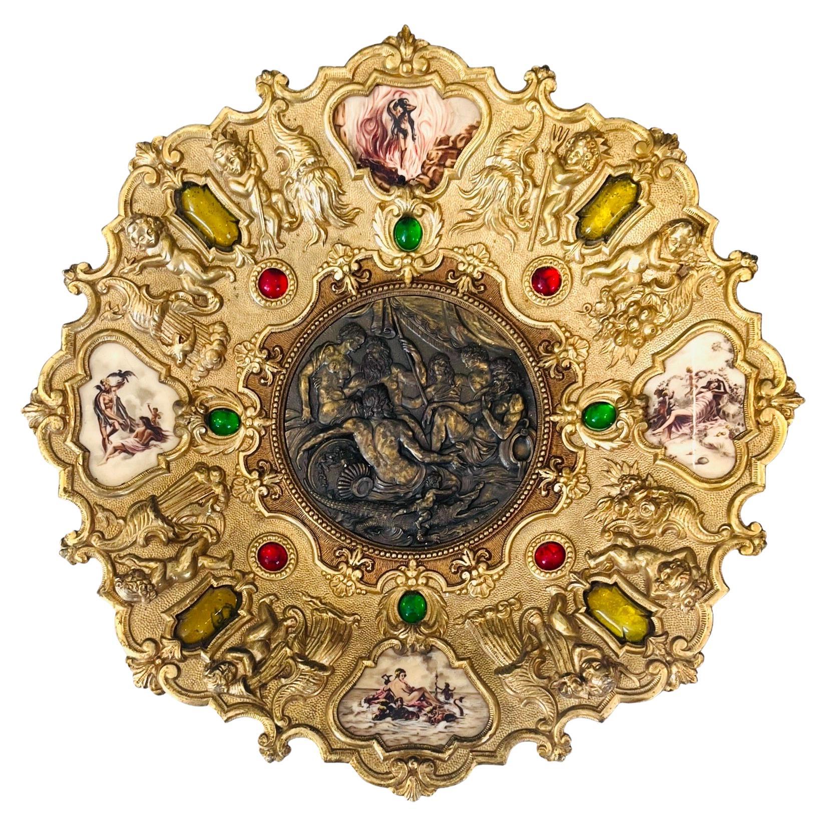 Großer Medaillonteller aus vergoldeter Bronze mit Putten, Mythologie, Nymphe – Italien – 19. Jahrhundert im Angebot