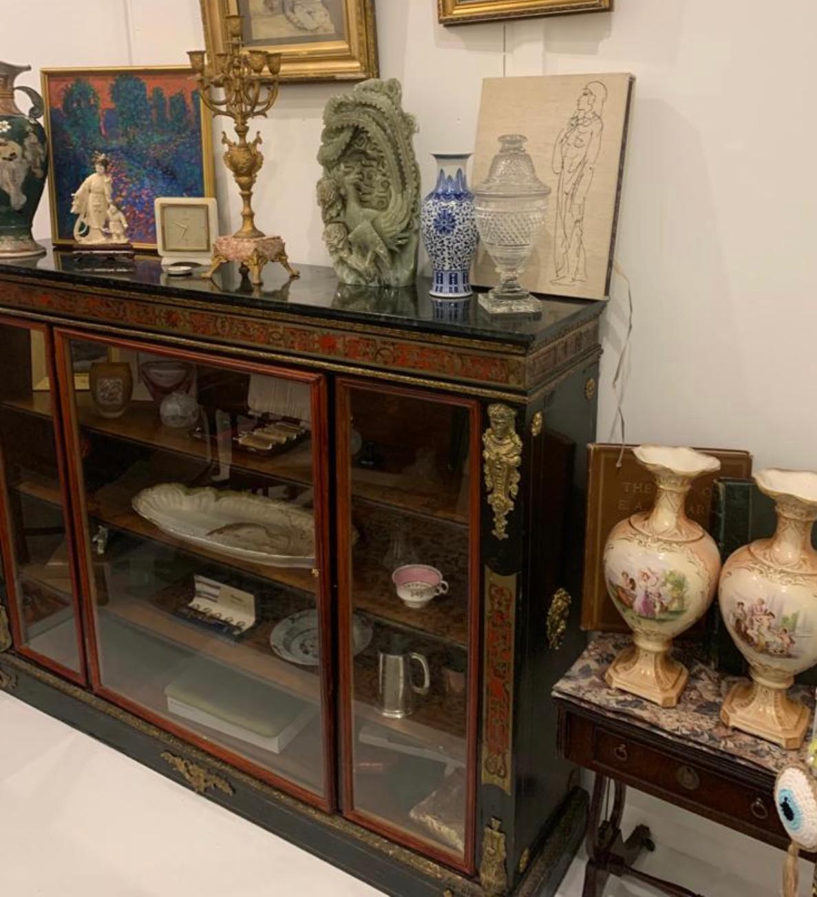 Large Gilt Bronze Mounted Ebonized Wood and Boulle Work Antique Vitrine Cabinet In Excellent Condition For Sale In London, GB