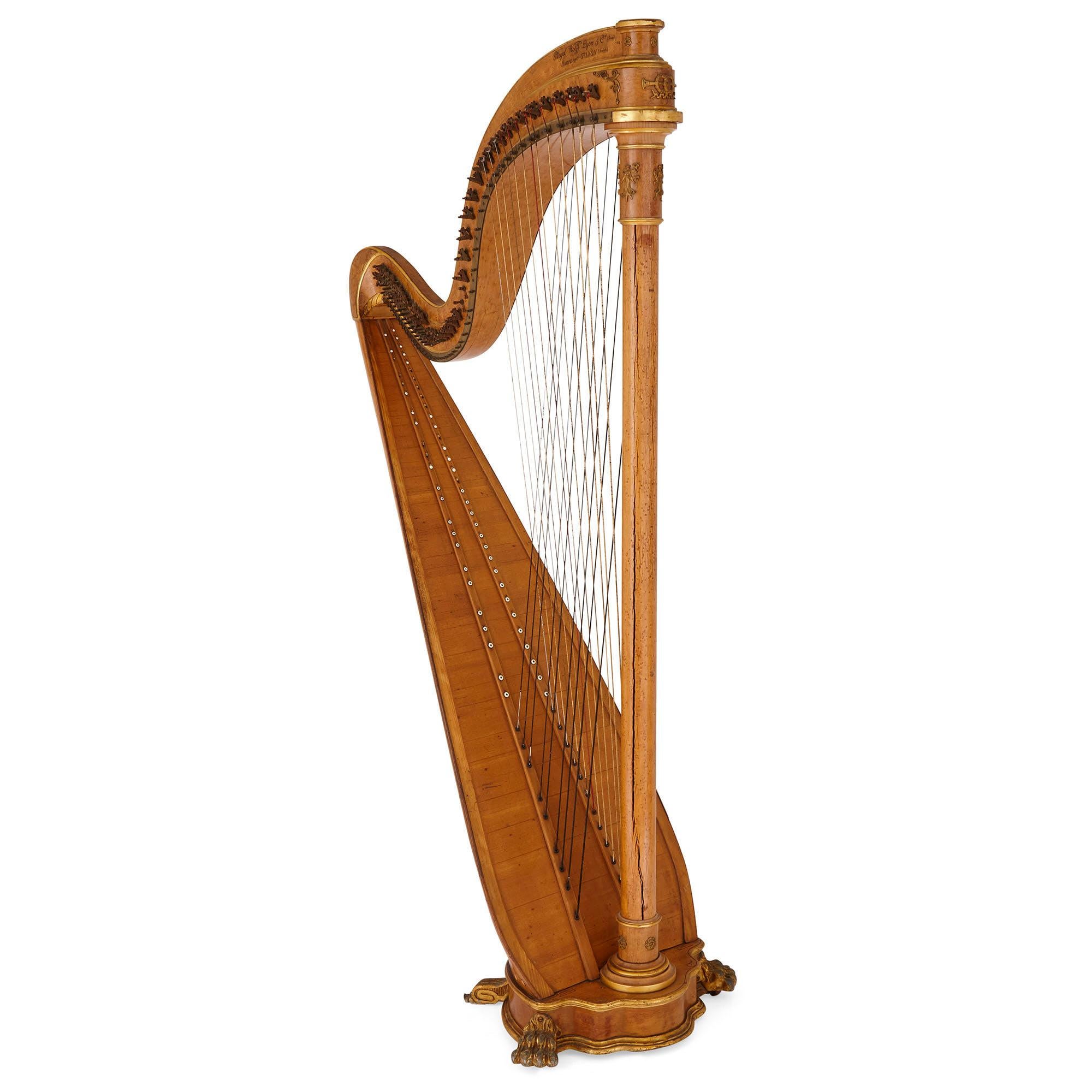 Cette belle harpe ancienne date de la seconde moitié du XIXe siècle et a été fabriquée en France par Pleyel, Wolff, Lyon et Cie. La célèbre firme parisienne fabriquait des instruments de musique, notamment des pianos, des clavecins et des harpes,
