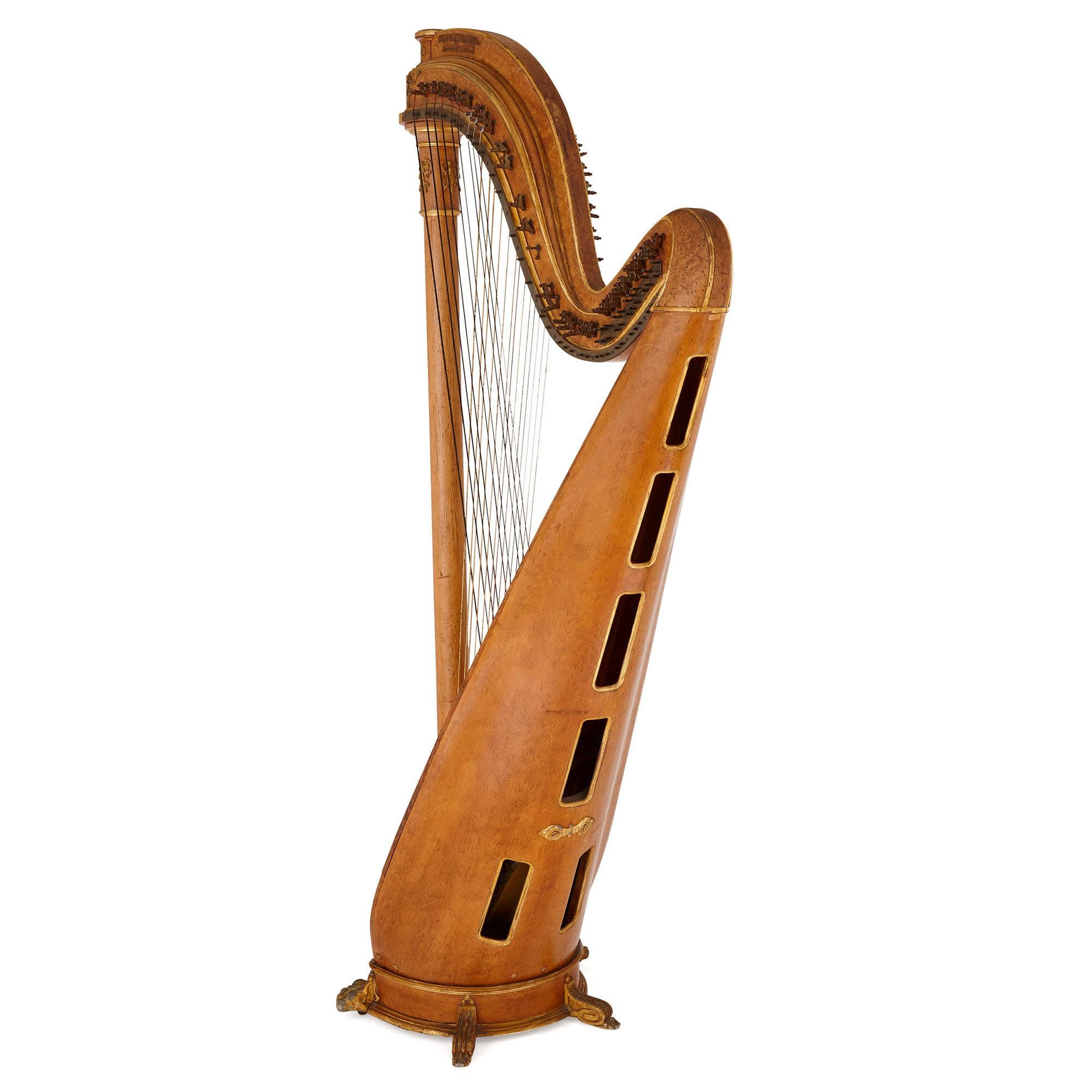 Français Grande harpe en érable montée sur bronze doré par Pleyel:: Wolff:: Lyon et Cie en vente