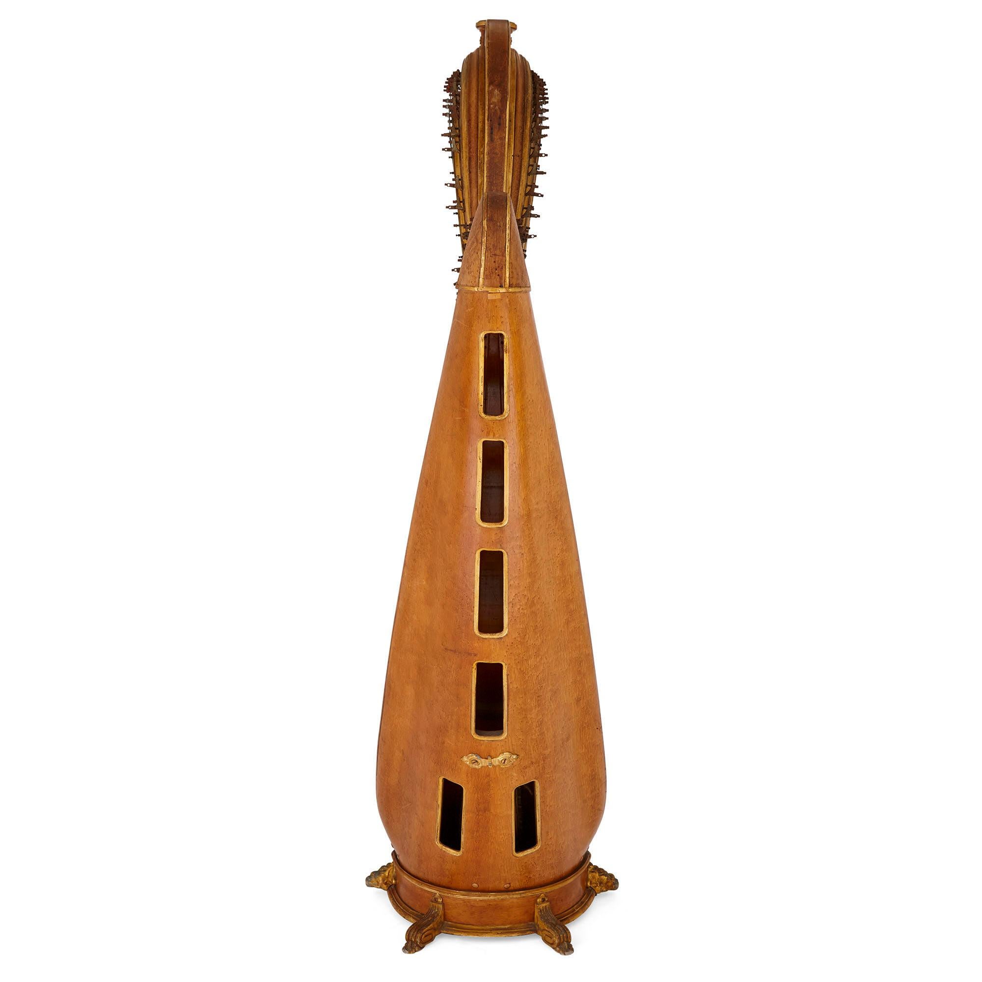 Doré Grande harpe en érable montée sur bronze doré par Pleyel:: Wolff:: Lyon et Cie en vente