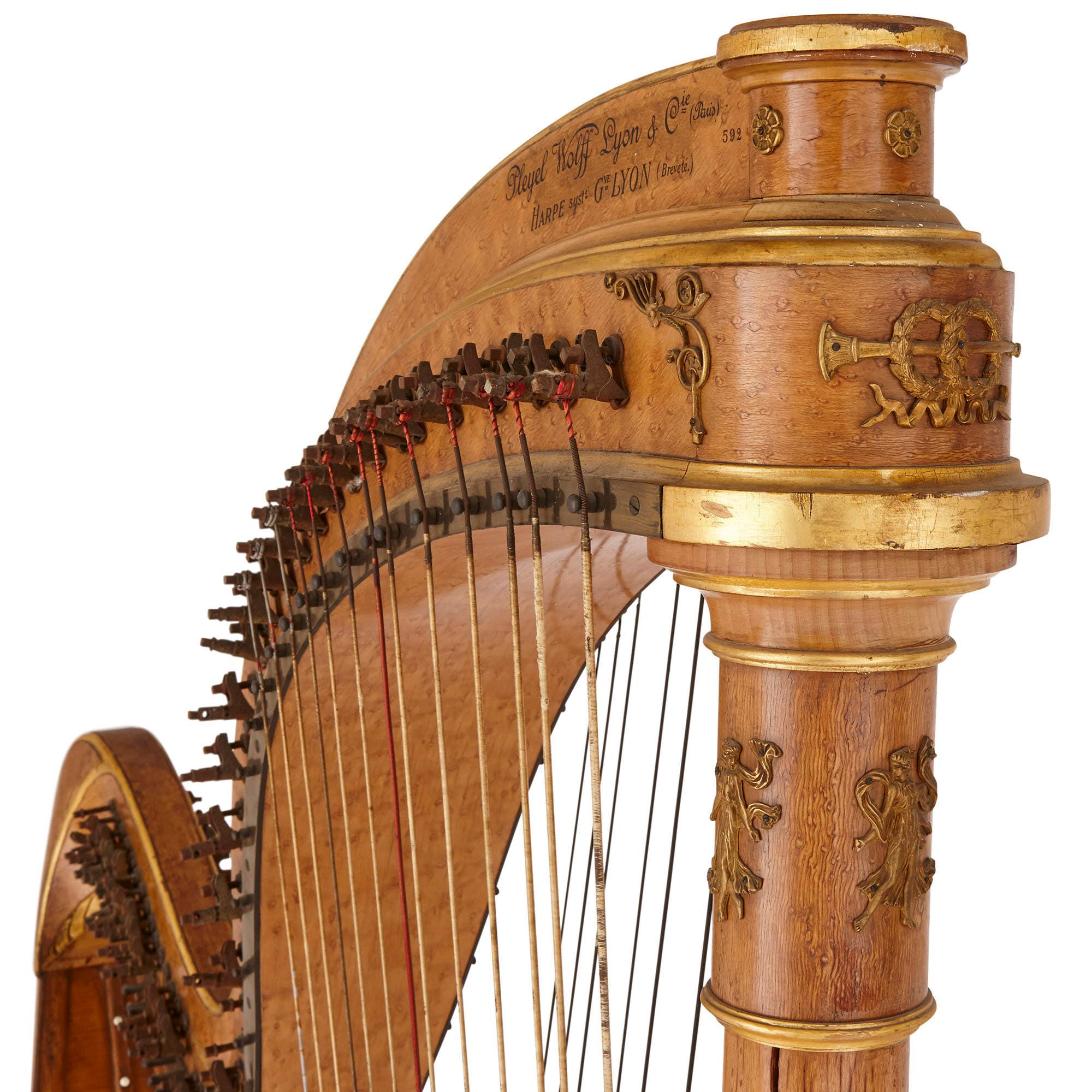 Grande harpe en érable montée sur bronze doré par Pleyel:: Wolff:: Lyon et Cie Bon état - En vente à London, GB