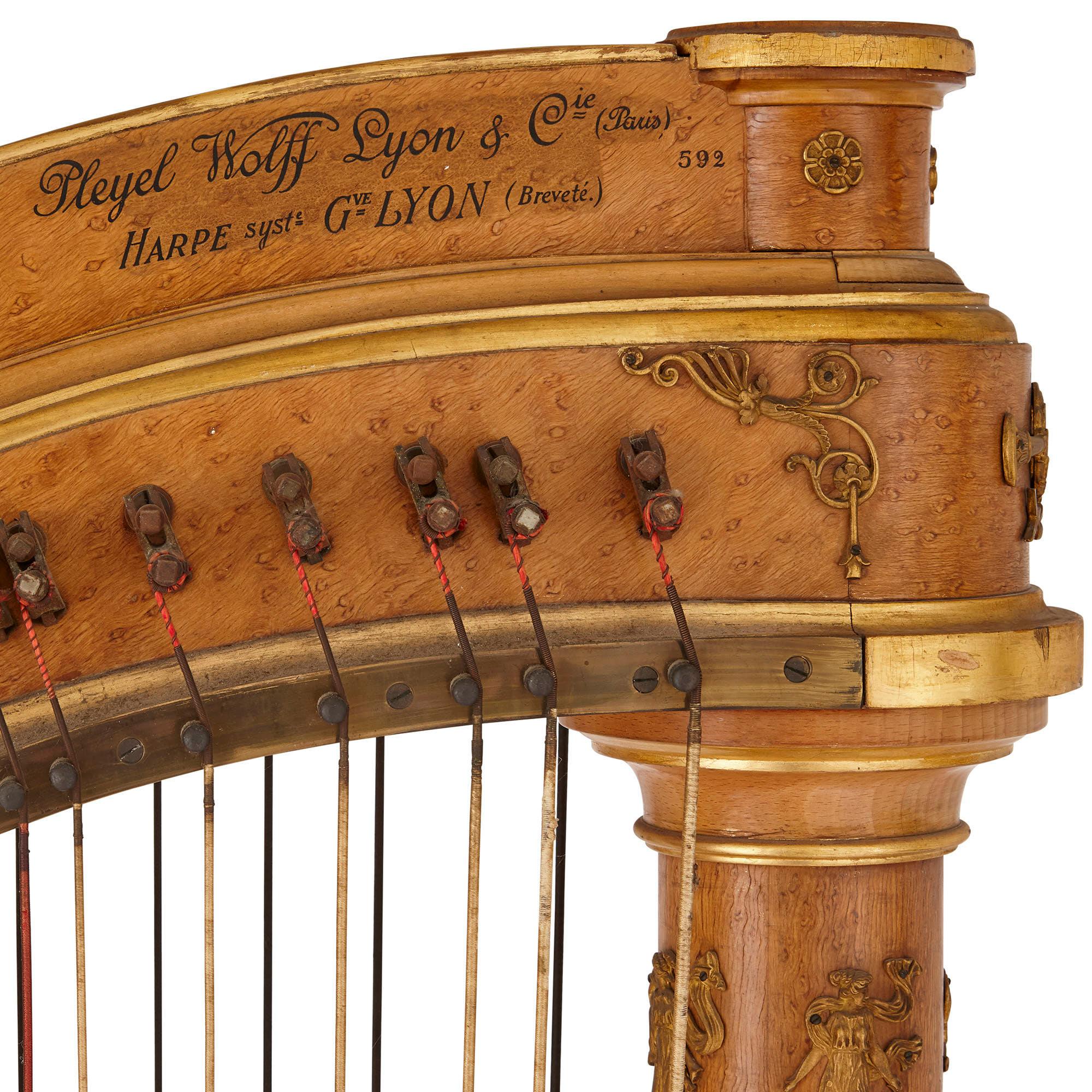Grande harpe en érable montée sur bronze doré par Pleyel:: Wolff:: Lyon et Cie Bon état - En vente à London, GB
