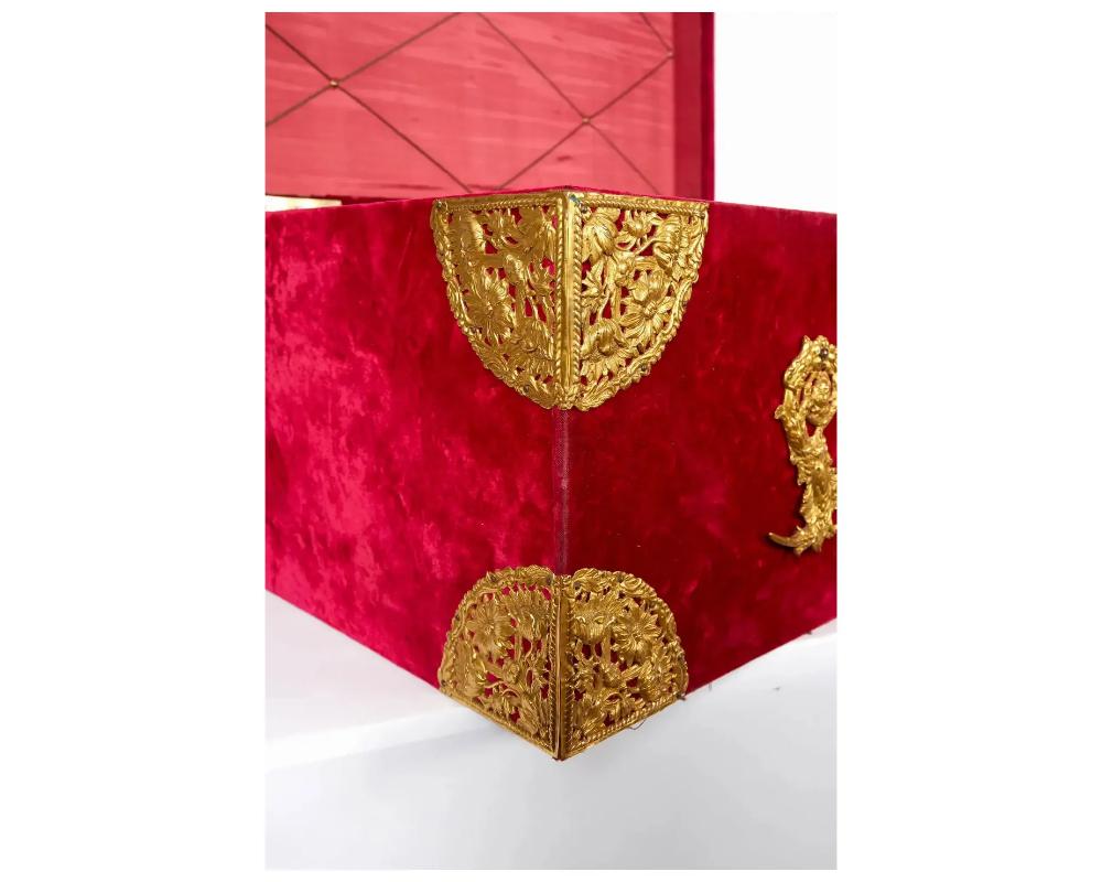 Grande boîte / malle en velours rouge montée en bronze doré par E.F. Caldwell & Co en vente 3