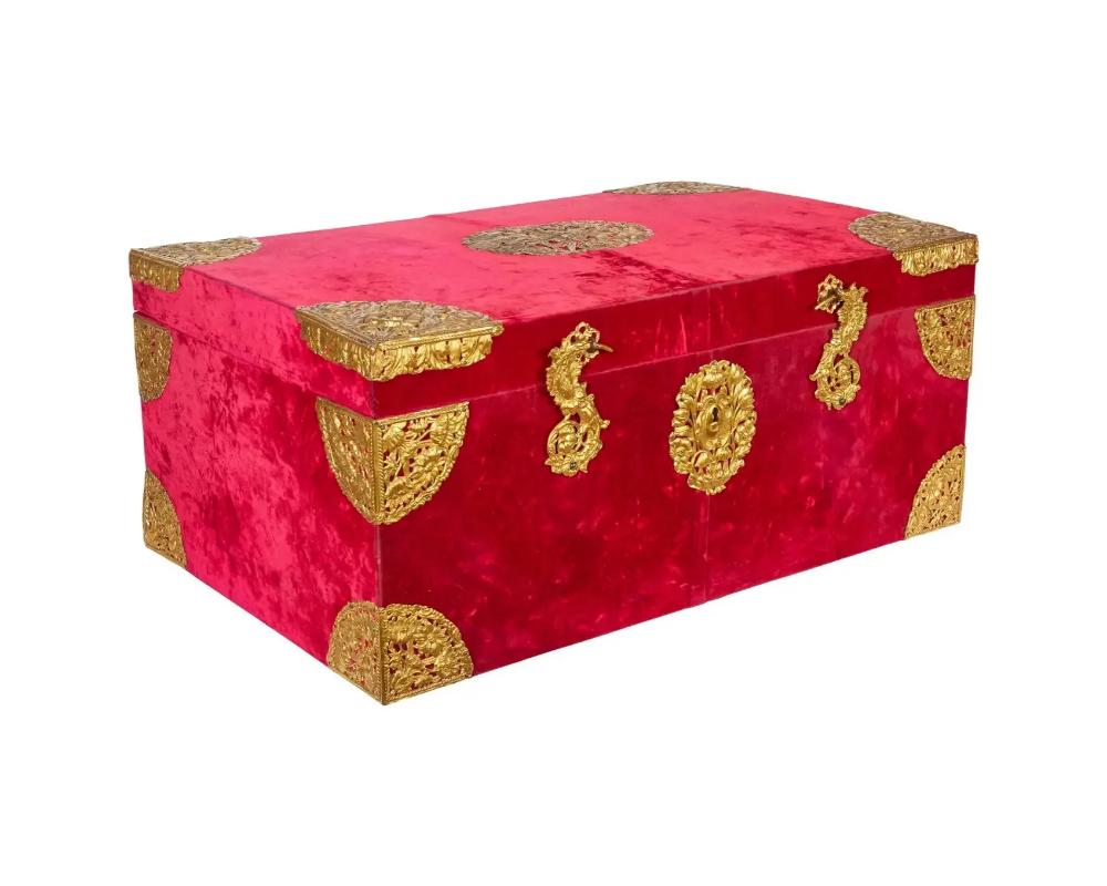 A large gilt-bronze mounted red velvet box / trunk by E.F. Caldwell & Co, in the Italian Renaissance style, early 20th century.

Very large box can be used as a luxury storage box, trunk, or even a table top object.

Good quality bronze mounts