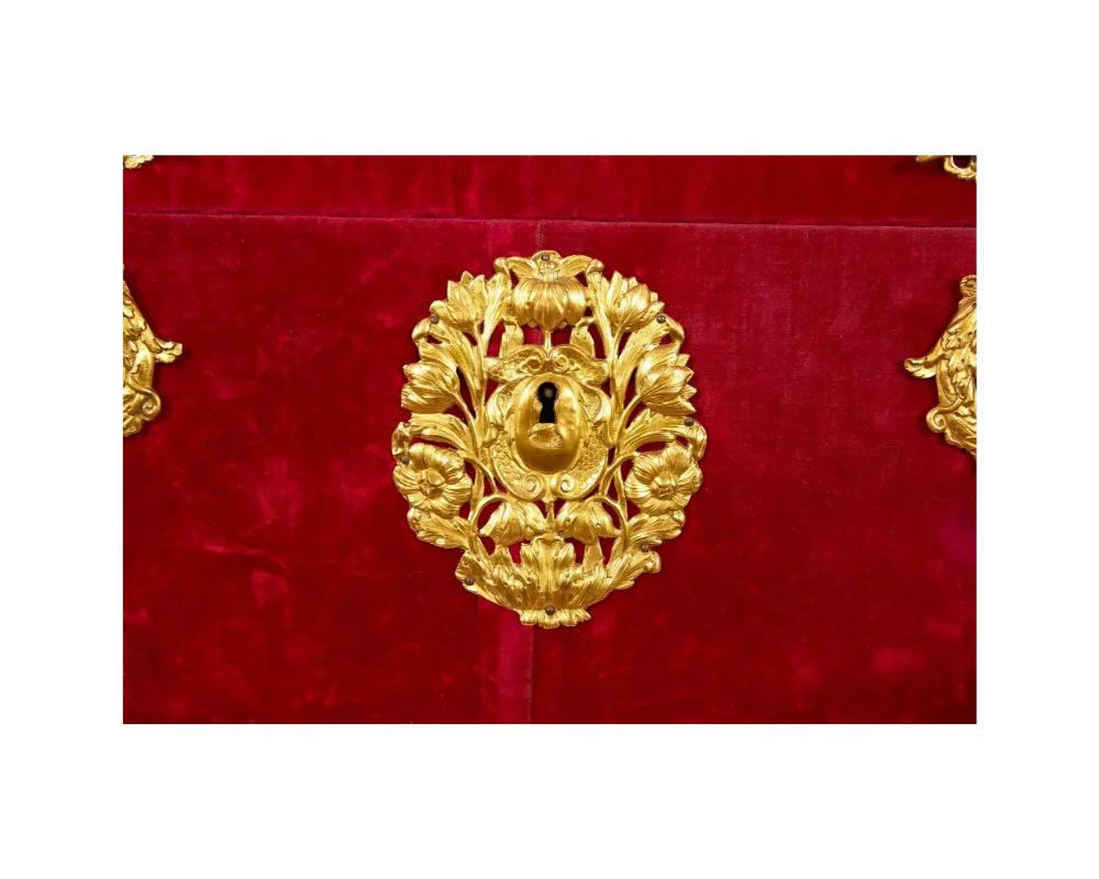 Doré Grande boîte / malle en velours rouge montée en bronze doré par E.F. Caldwell & Co en vente