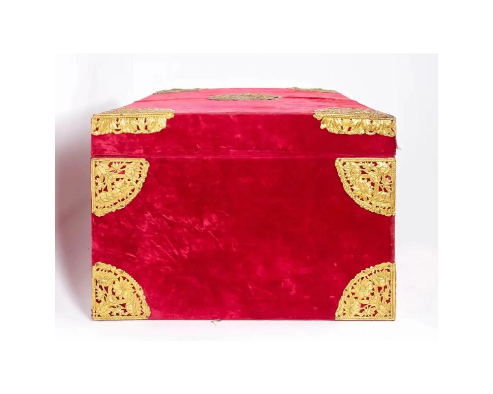 20ième siècle Grande boîte / malle en velours rouge montée en bronze doré par E.F. Caldwell & Co en vente