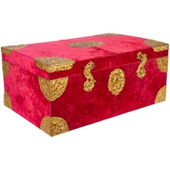 Grande boîte / malle en velours rouge montée en bronze doré par E.F. Caldwell & Co.
