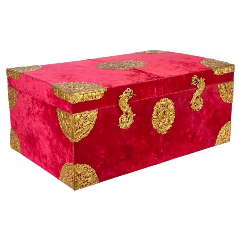 Grande boîte / malle en velours rouge montée en bronze doré par E.F. Caldwell & Co en vente