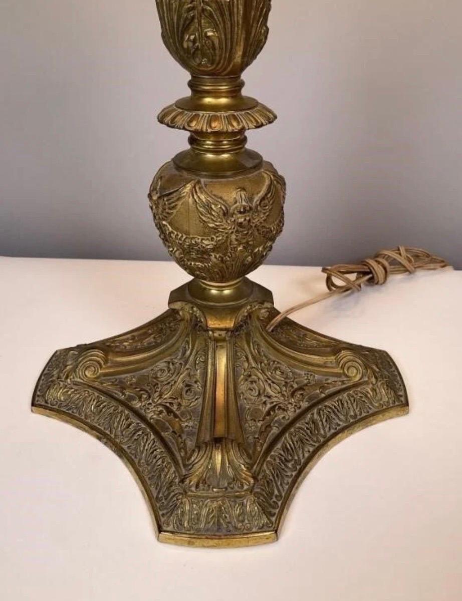 Américain Grande lampe néoclassique en bronze doré en verre plié de style néoclassique en vente