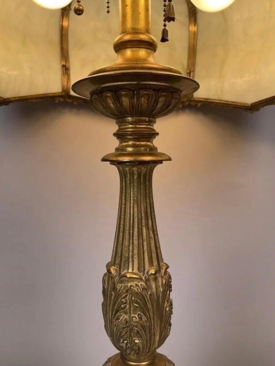 Doré Grande lampe néoclassique en bronze doré en verre plié de style néoclassique en vente