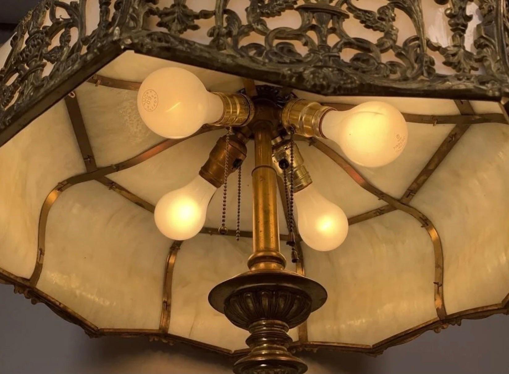 Début du 20ème siècle Grande lampe néoclassique en bronze doré en verre plié de style néoclassique en vente