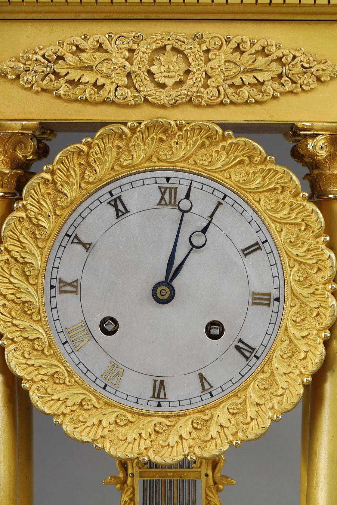 Début du XIXe siècle Grande horloge Portico en bronze doré, période de restauration en vente