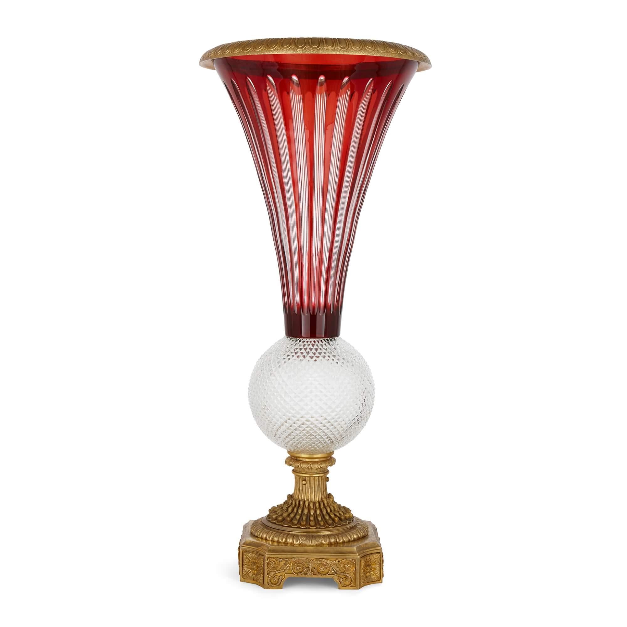 Grand vase en bronze doré, rouge rubis et verre taillé transparent 
Français, 20ème siècle 
Hauteur 80 cm, diamètre 36 cm

Le corps cannelé du vase en verre rouge rubis aux couleurs vives est orné de délicats détails en verre transparent. Le vase se