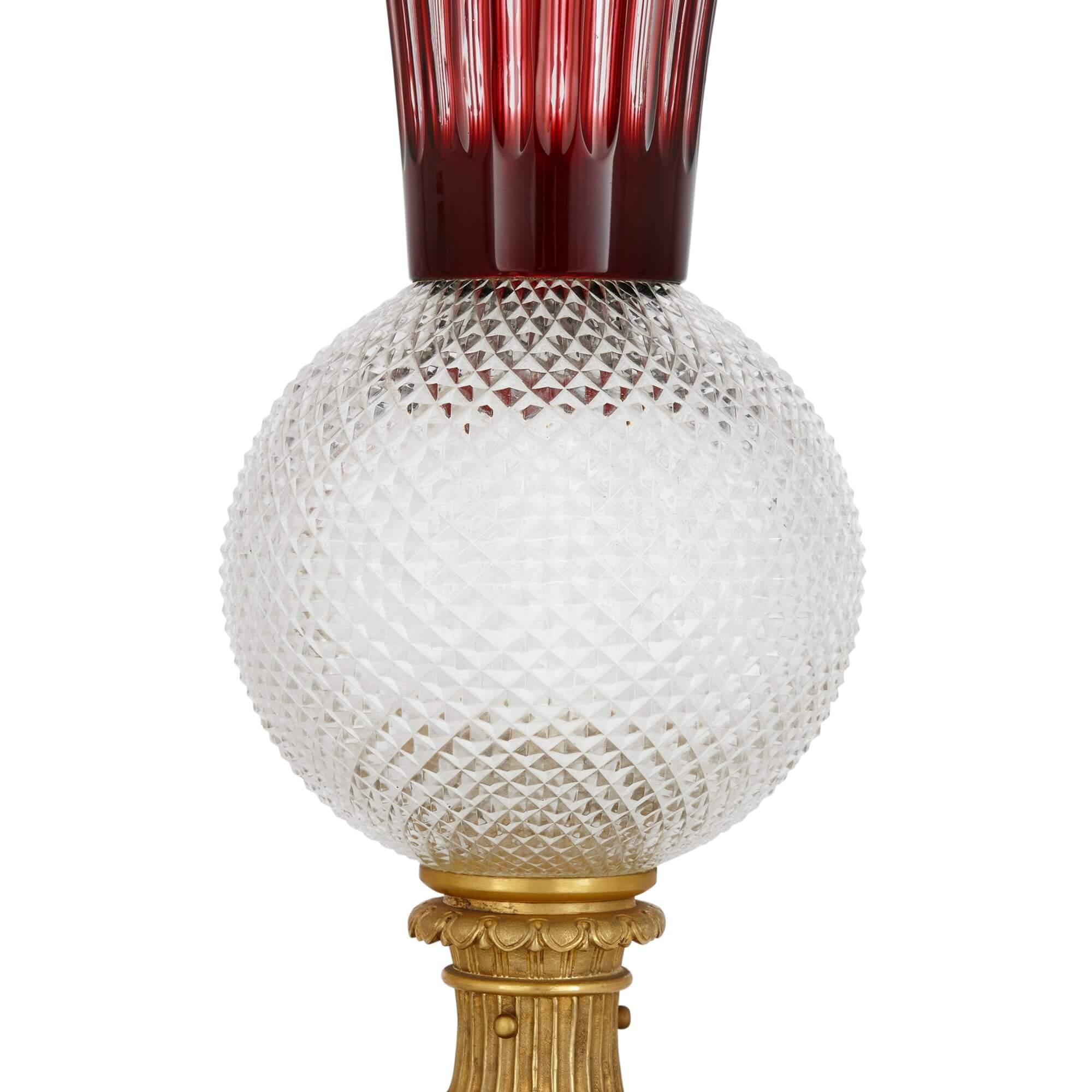Néoclassique Grand vase en bronze doré, rouge rubis et verre taillé transparent  en vente