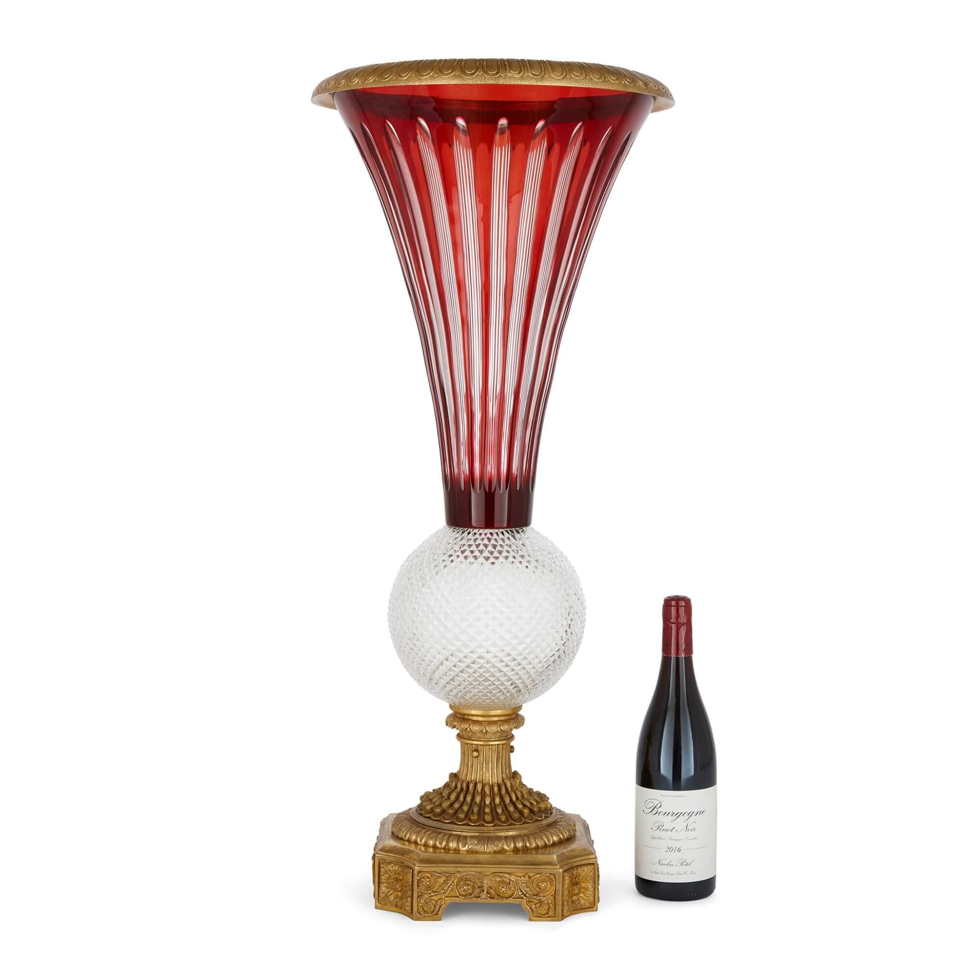 Moulage Grand vase en bronze doré, rouge rubis et verre taillé transparent  en vente