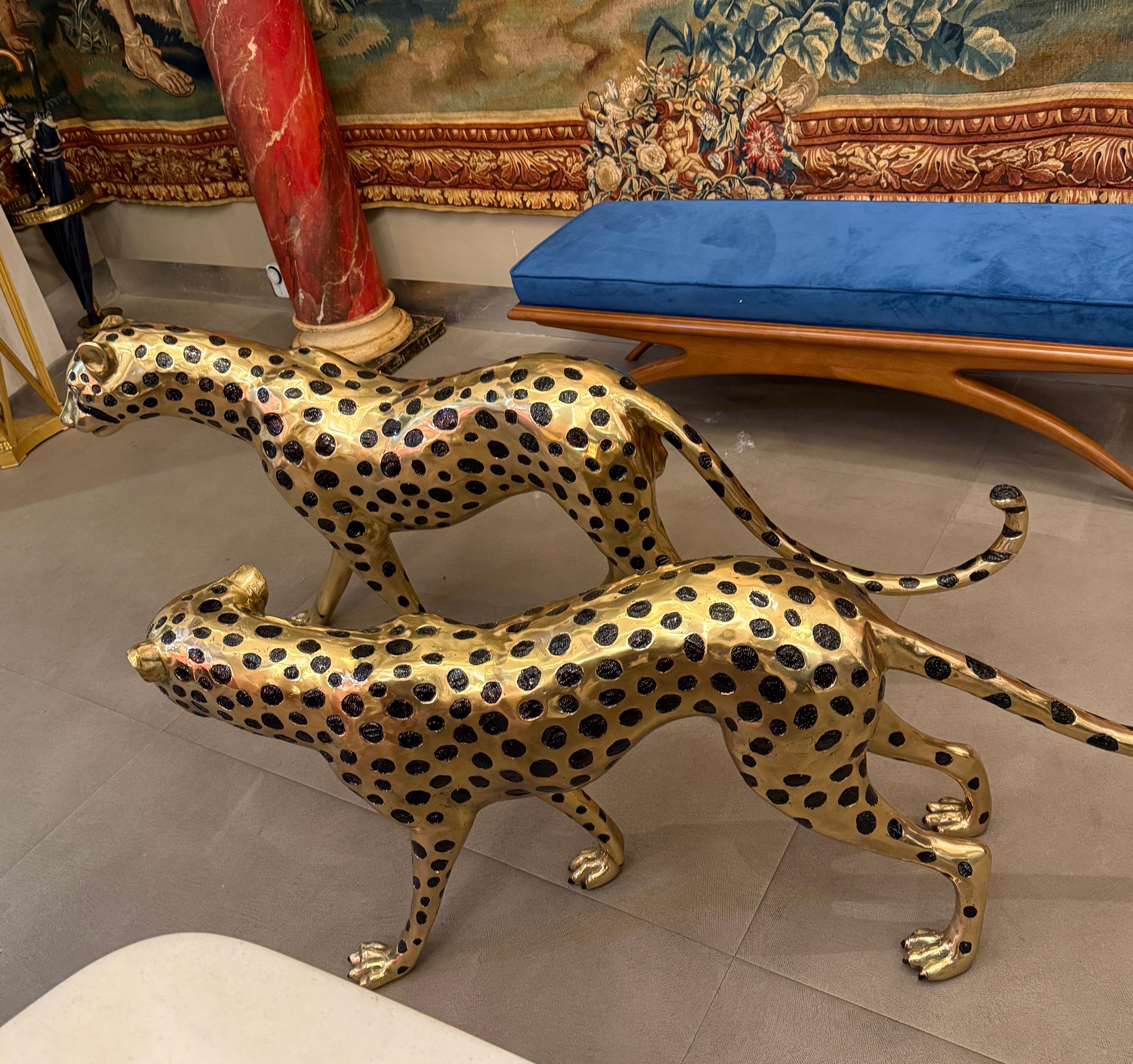 Grandes Esculturas de Bronce Dorado de Guepardos en venta 4