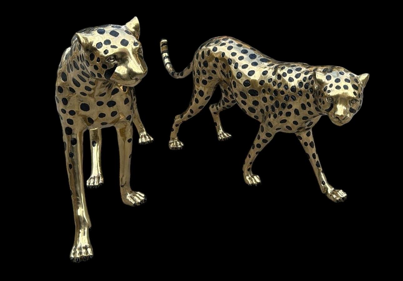 Grandes Esculturas de Bronce Dorado de Guepardos en venta 1