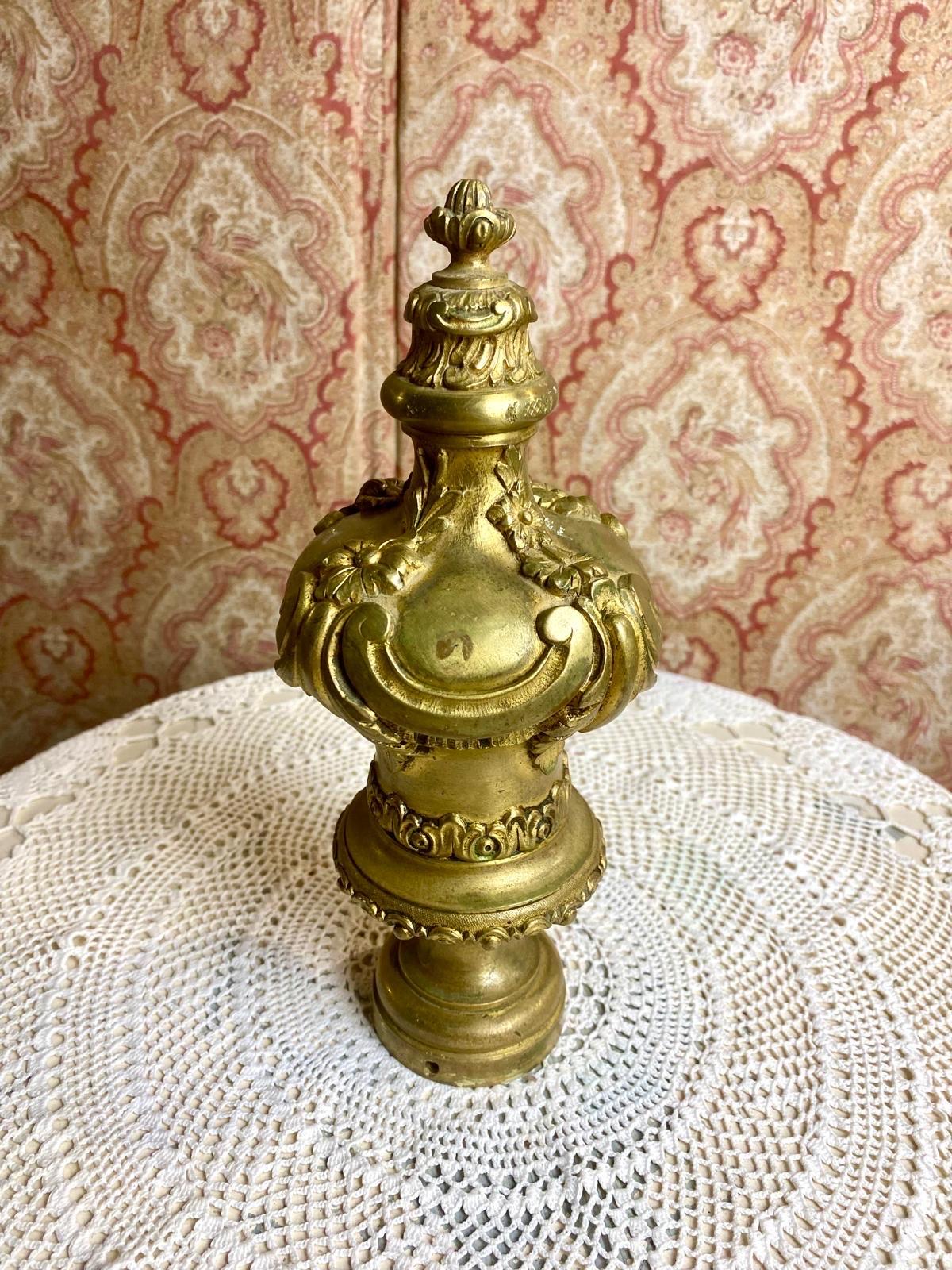 Beeindruckender und eleganter vergoldeter Bronze-Treppenaufsatz, Pariser Arbeit um 1880-1900, gestempelt 