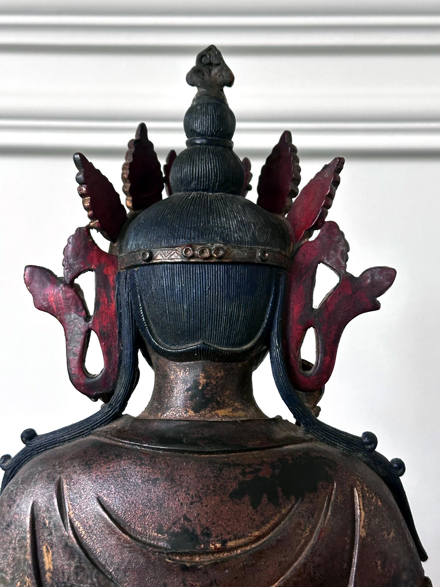 Grande statue de Bodhisattva Avalokiteshvara à quatre bras en bronze doré en vente 2