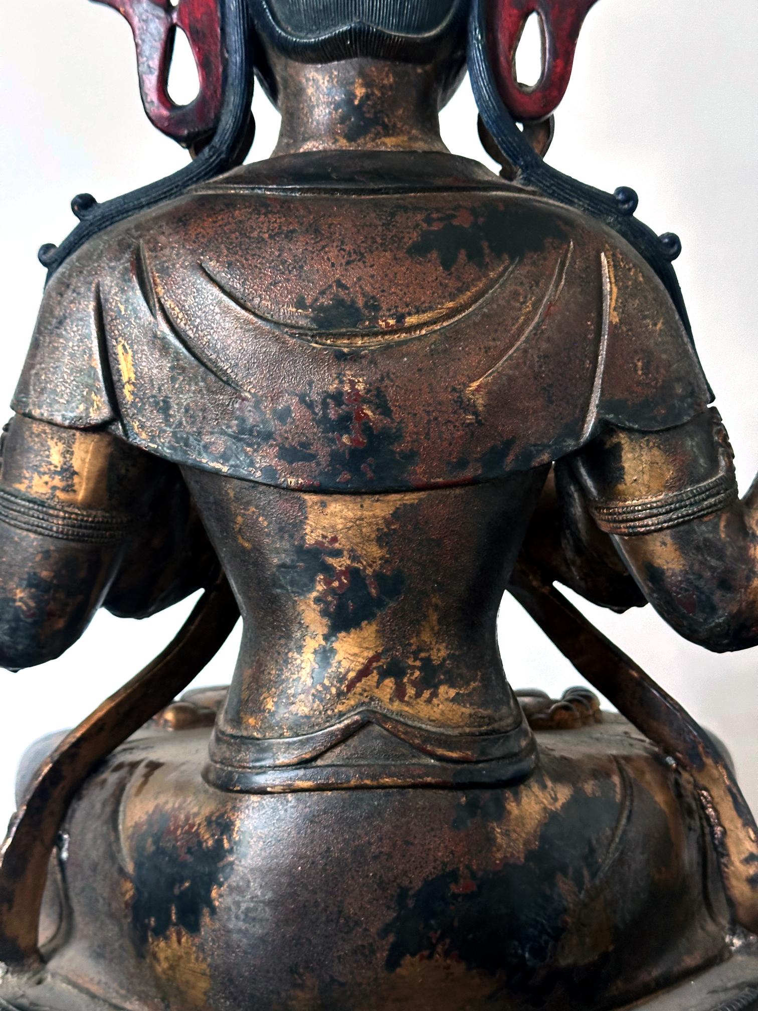 Grande statue de Bodhisattva Avalokiteshvara à quatre bras en bronze doré en vente 3