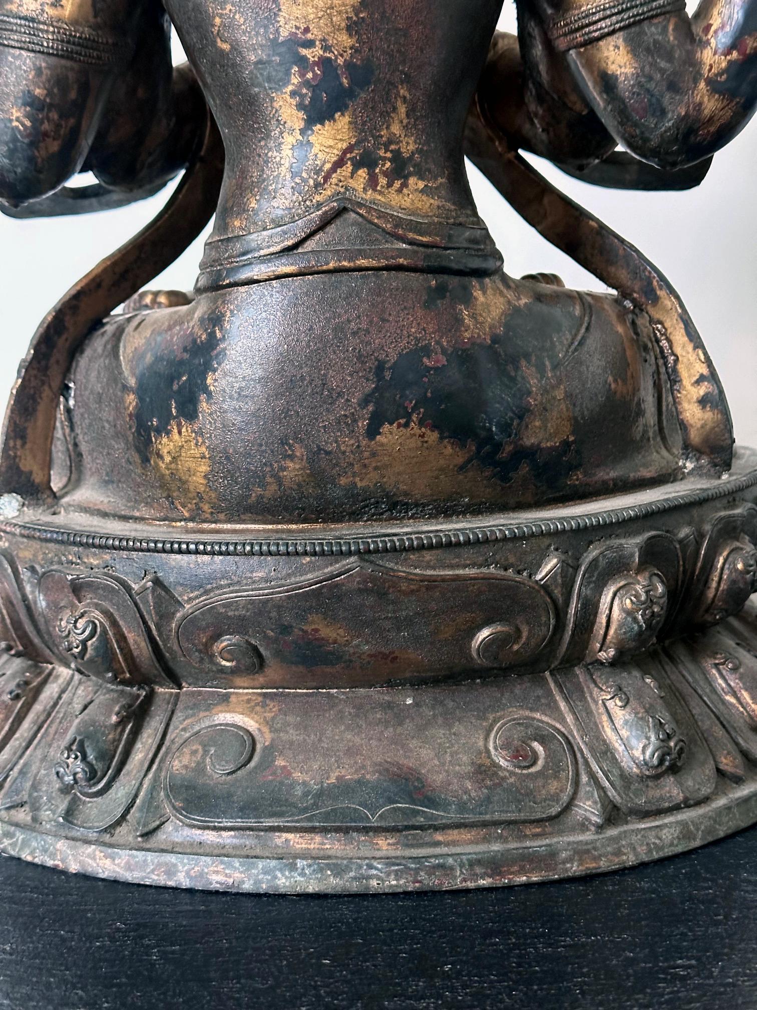 Grande statue de Bodhisattva Avalokiteshvara à quatre bras en bronze doré en vente 4