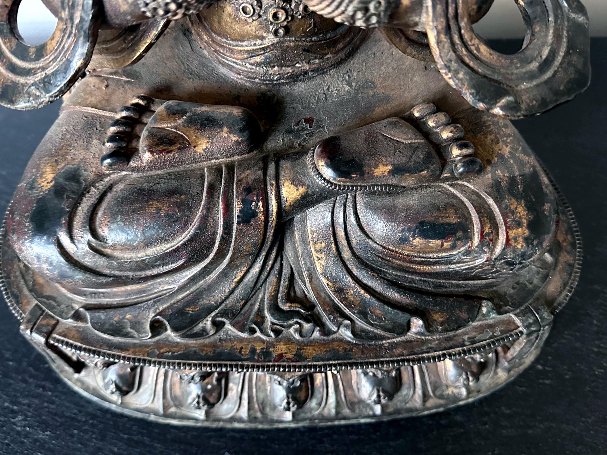 Grande statue de Bodhisattva Avalokiteshvara à quatre bras en bronze doré en vente 6