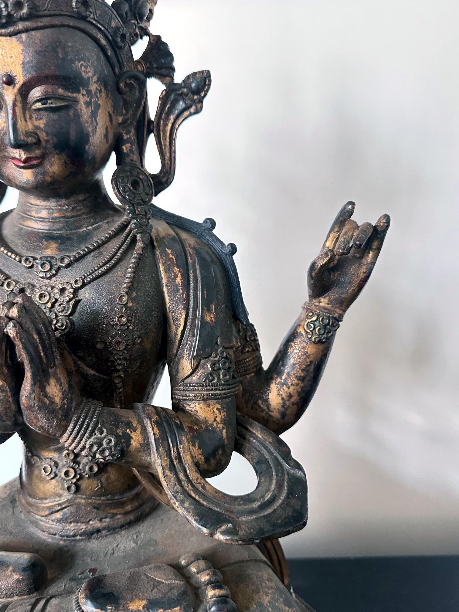 Grande statue de Bodhisattva Avalokiteshvara à quatre bras en bronze doré en vente 7