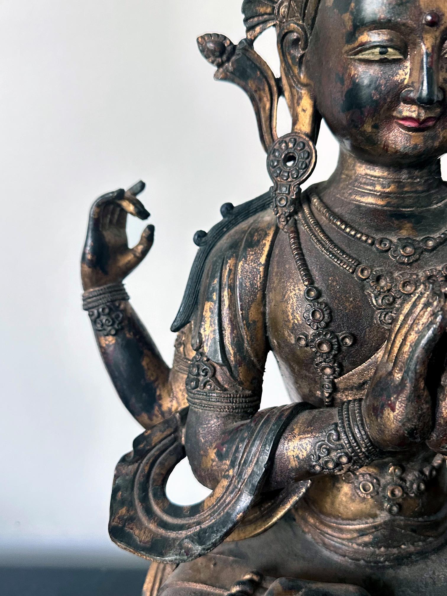 Grande statue de Bodhisattva Avalokiteshvara à quatre bras en bronze doré en vente 8