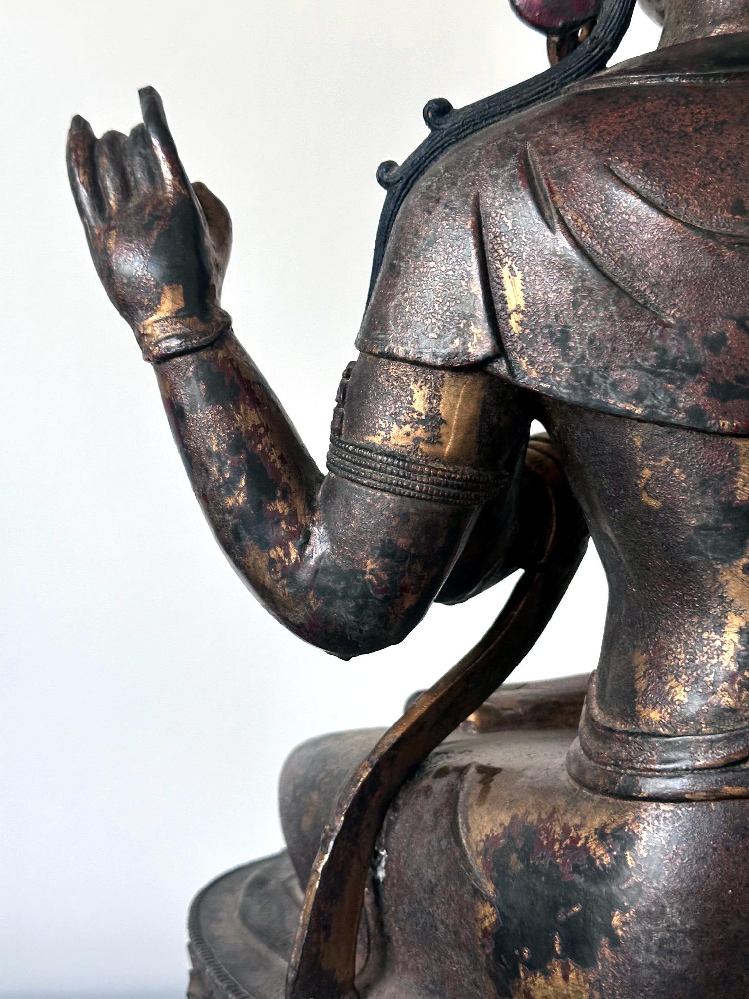 Grande statue de Bodhisattva Avalokiteshvara à quatre bras en bronze doré en vente 9