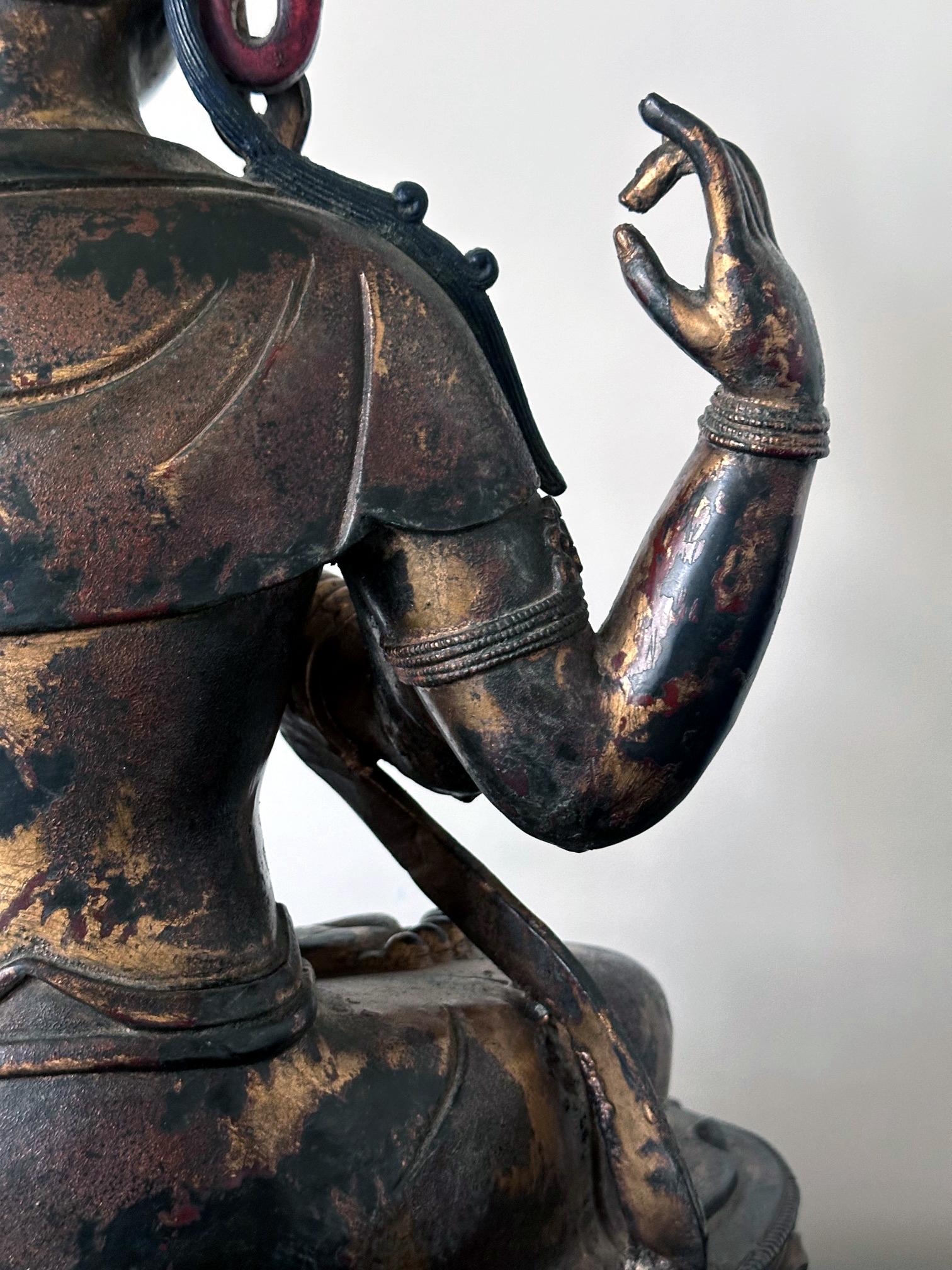 Grande statue de Bodhisattva Avalokiteshvara à quatre bras en bronze doré en vente 10