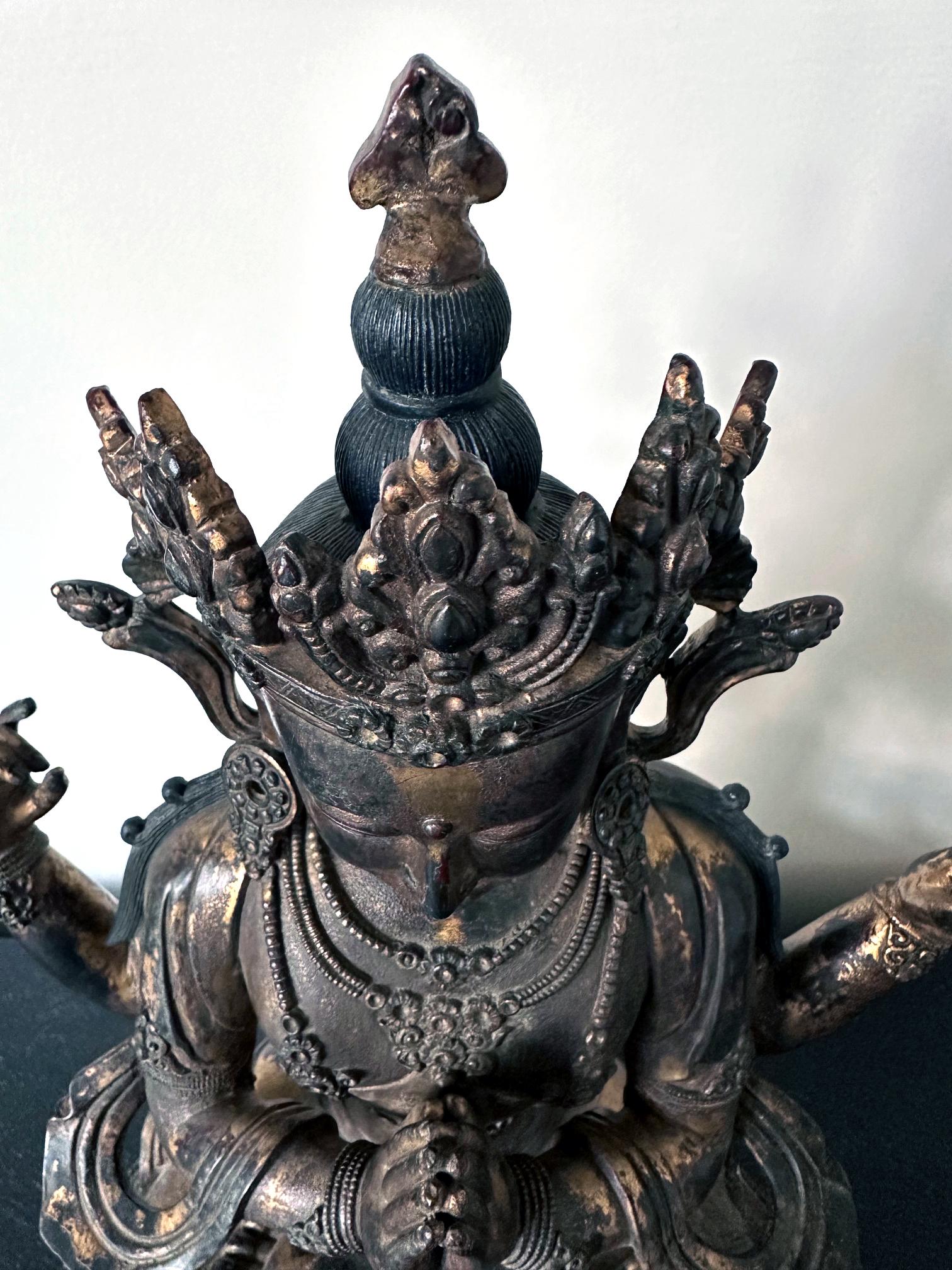 Grande statue de Bodhisattva Avalokiteshvara à quatre bras en bronze doré en vente 11