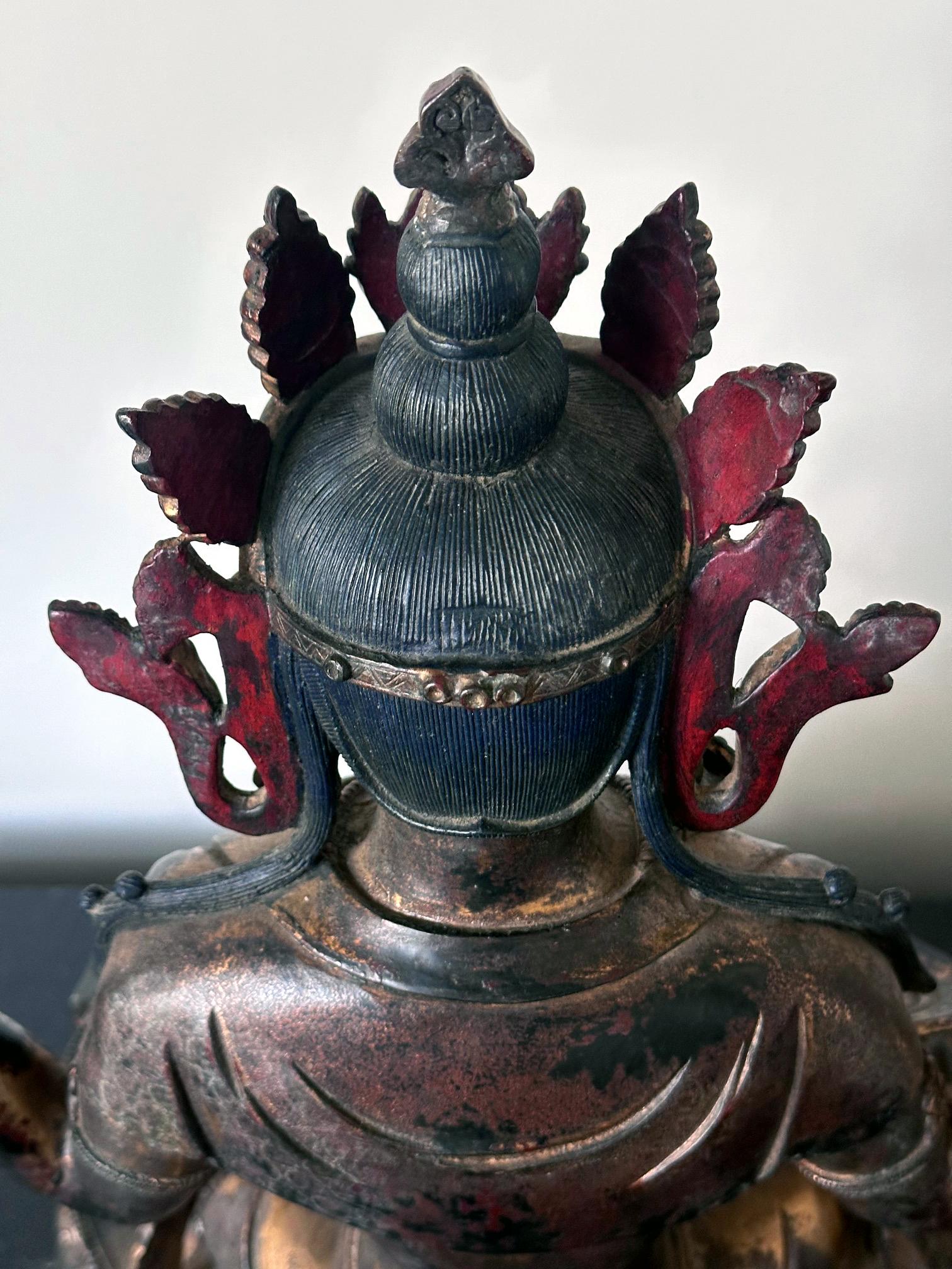 Grande statue de Bodhisattva Avalokiteshvara à quatre bras en bronze doré en vente 12