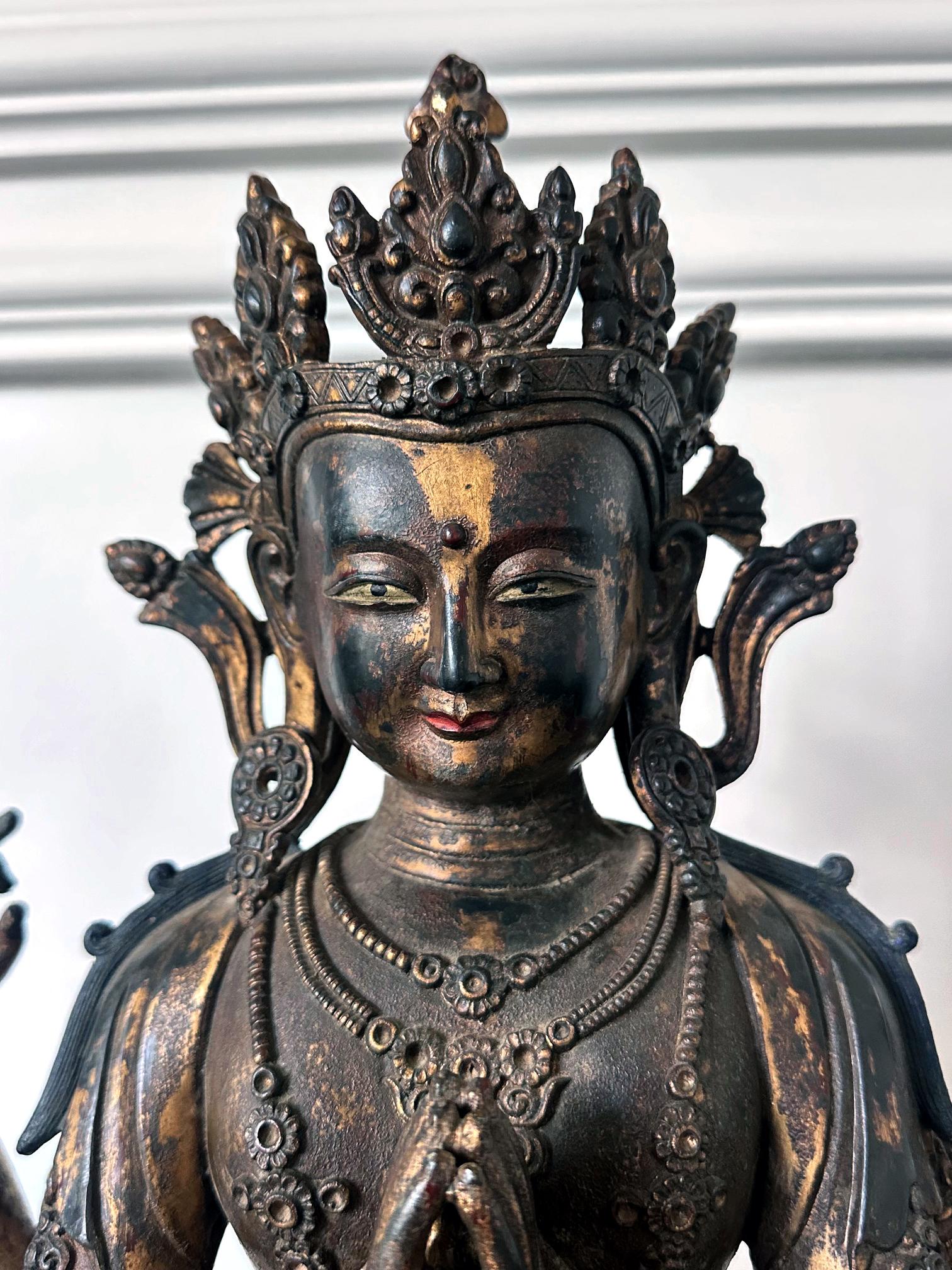 Qing Grande statue de Bodhisattva Avalokiteshvara à quatre bras en bronze doré en vente